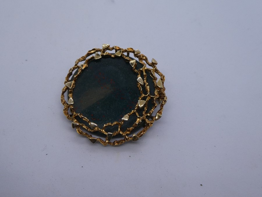 A modernist circular brooch, with polished hardstone in 9ct yellow gold mount, marked 375 - Image 4 of 5