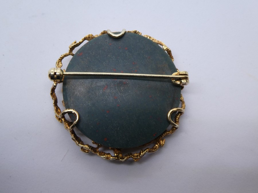 A modernist circular brooch, with polished hardstone in 9ct yellow gold mount, marked 375 - Image 5 of 5