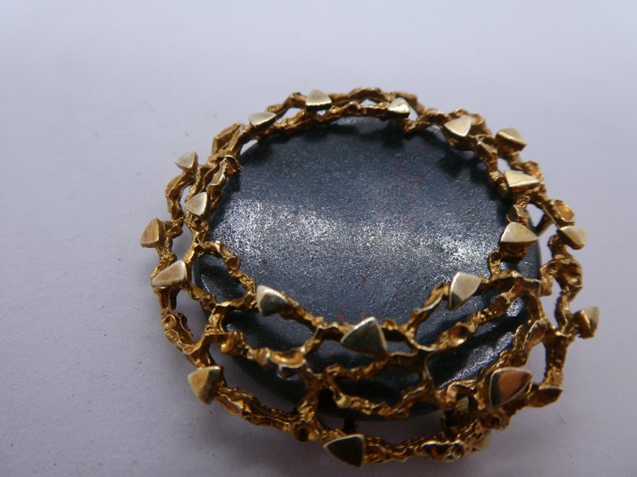 A modernist circular brooch, with polished hardstone in 9ct yellow gold mount, marked 375 - Image 3 of 5