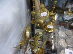 A small quantity of brassware items