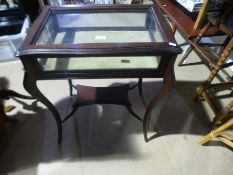 An early 20'th century bijouterie table