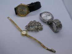 Gents stainless Seiko watch, Citizen example, another Seiko watch and a belt buckle
