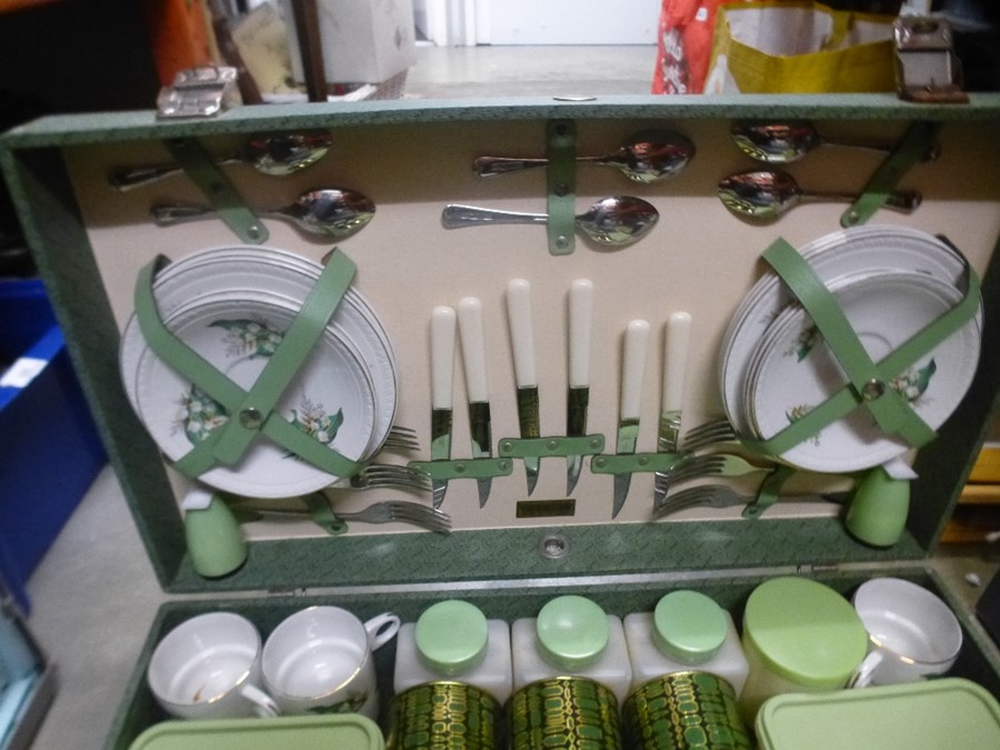 A vintage Brexton picnic set in fitted case - Image 3 of 3