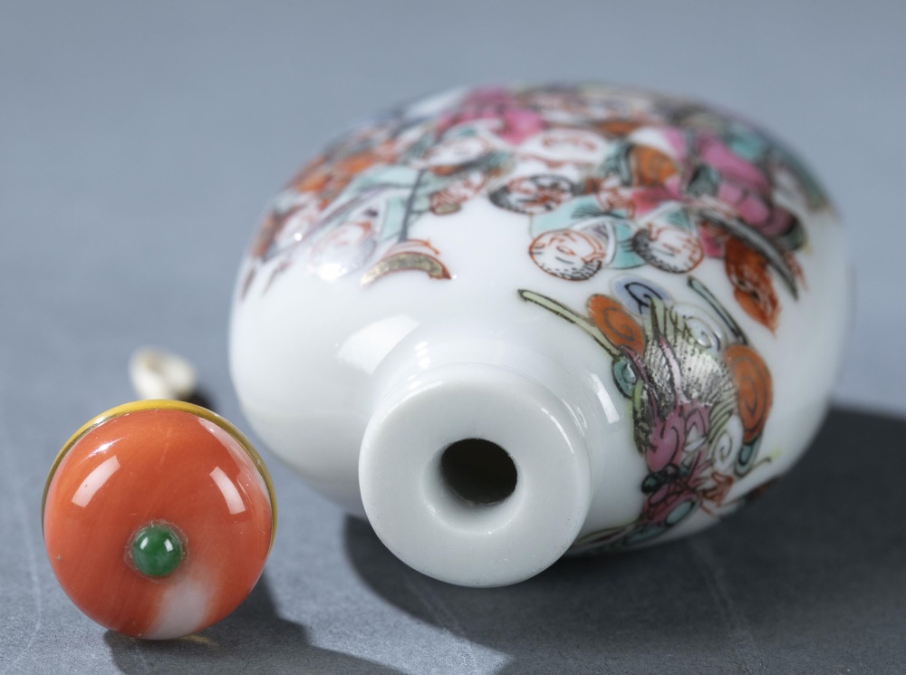 Porcelain famille rose snuff bottle, 19th c. - Image 6 of 6
