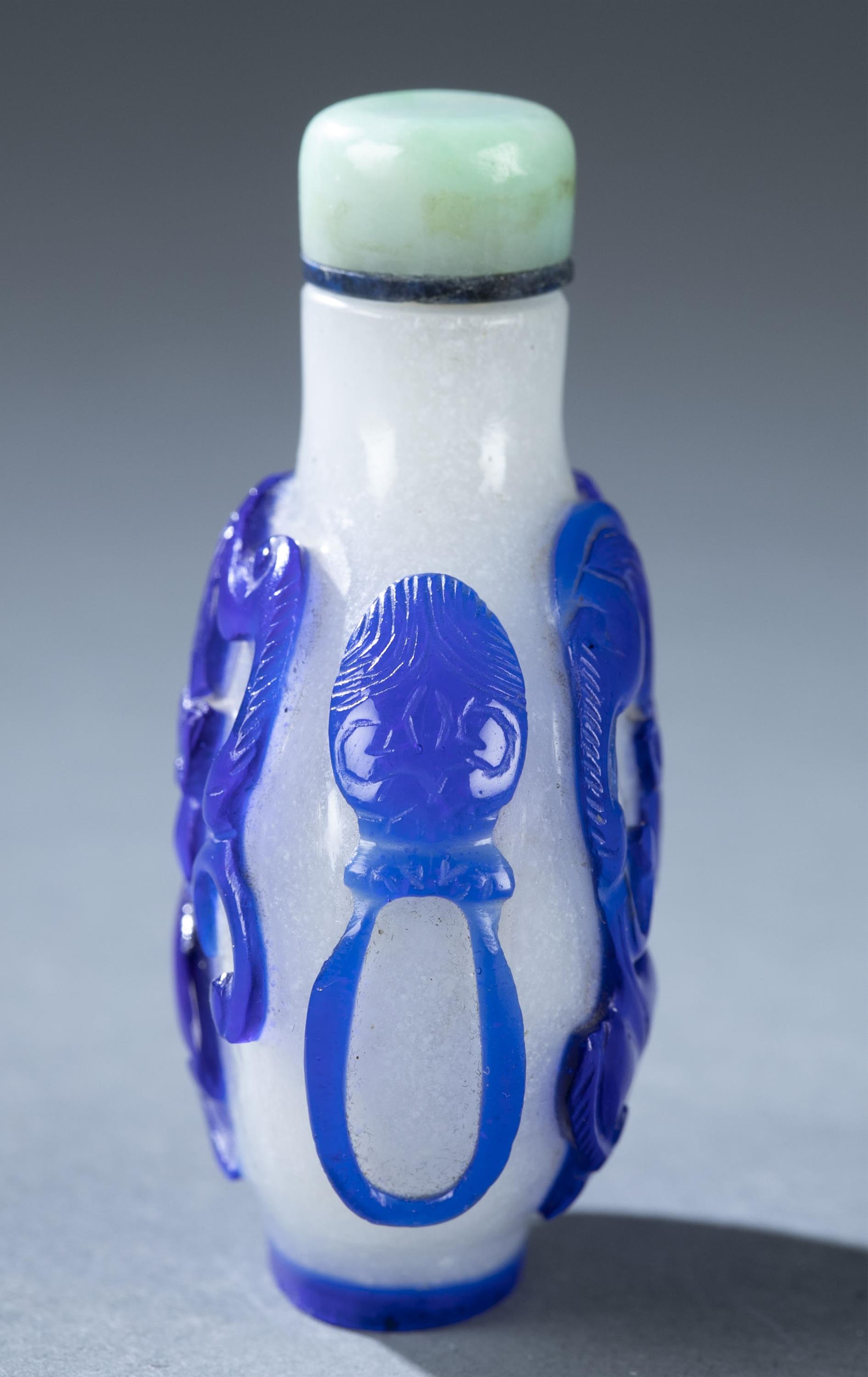 Peking glass overlay snuff bottle. - Image 2 of 6