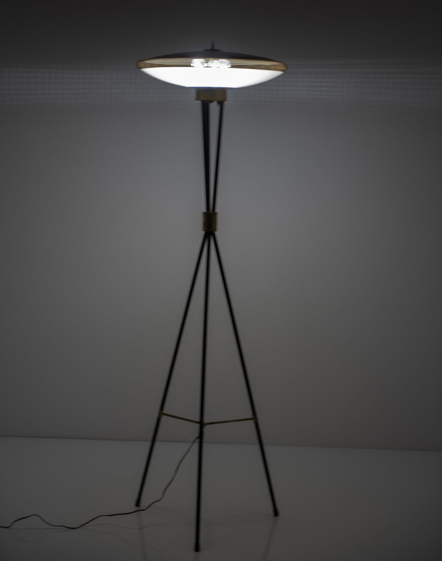 Italy, 'UFO' floor lamp, c. 1950 - Bild 2 aus 4