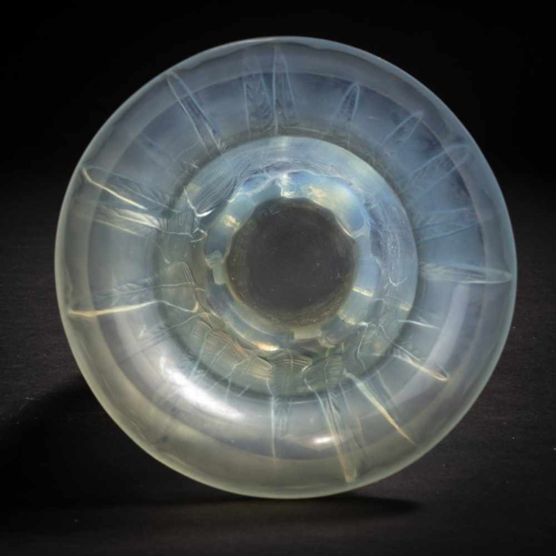 René Lalique, 'Eucalyptus' vase, 1925'Eucalyptus' vase, 1925H. 16.3 cm. Clear, moulded glass, - Bild 4 aus 5