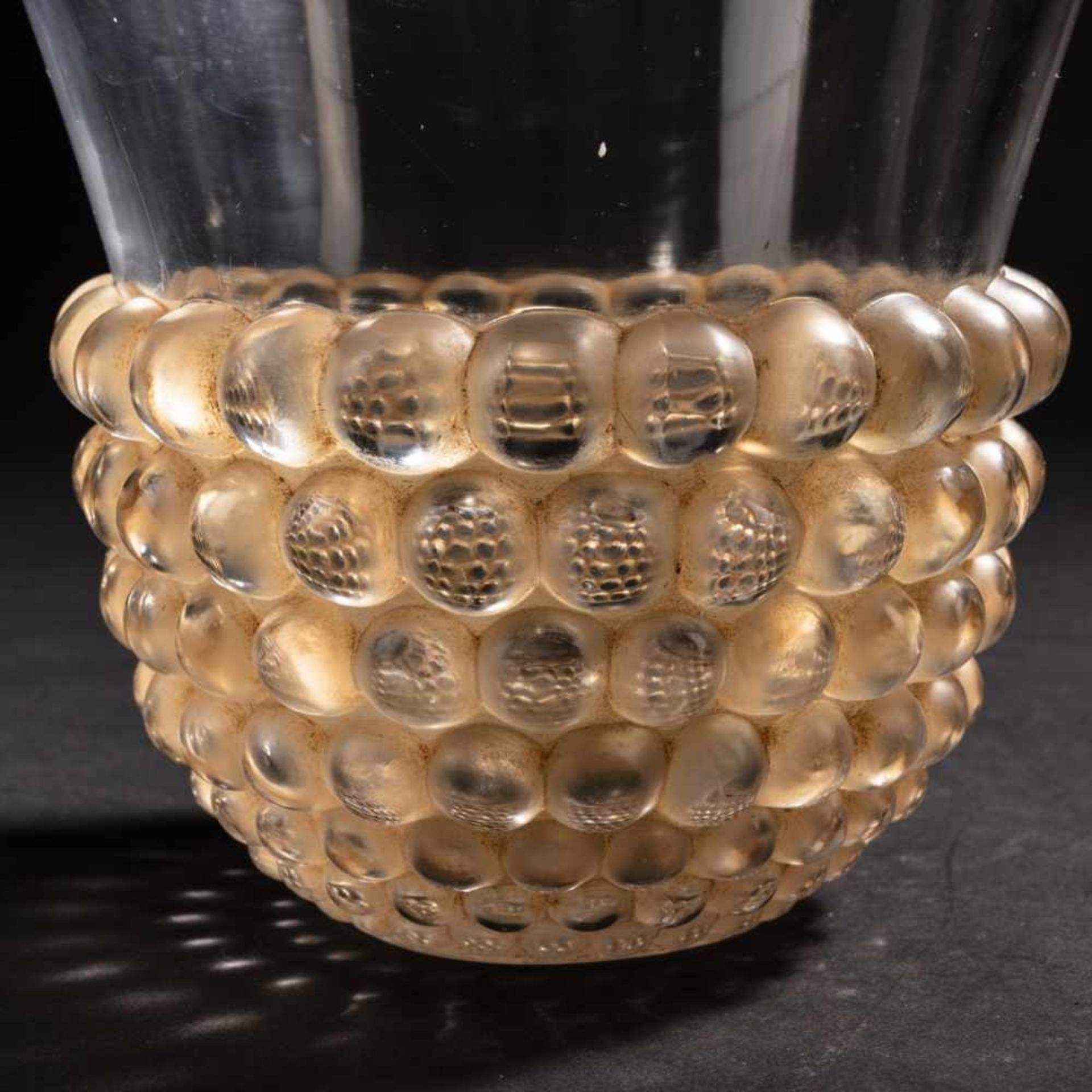 René Lalique, Vase 'Seeds', 1930Vase 'Seeds', 1930H. 19.4 cm. Clear, moulded glass, the 'seeds' - Bild 2 aus 4