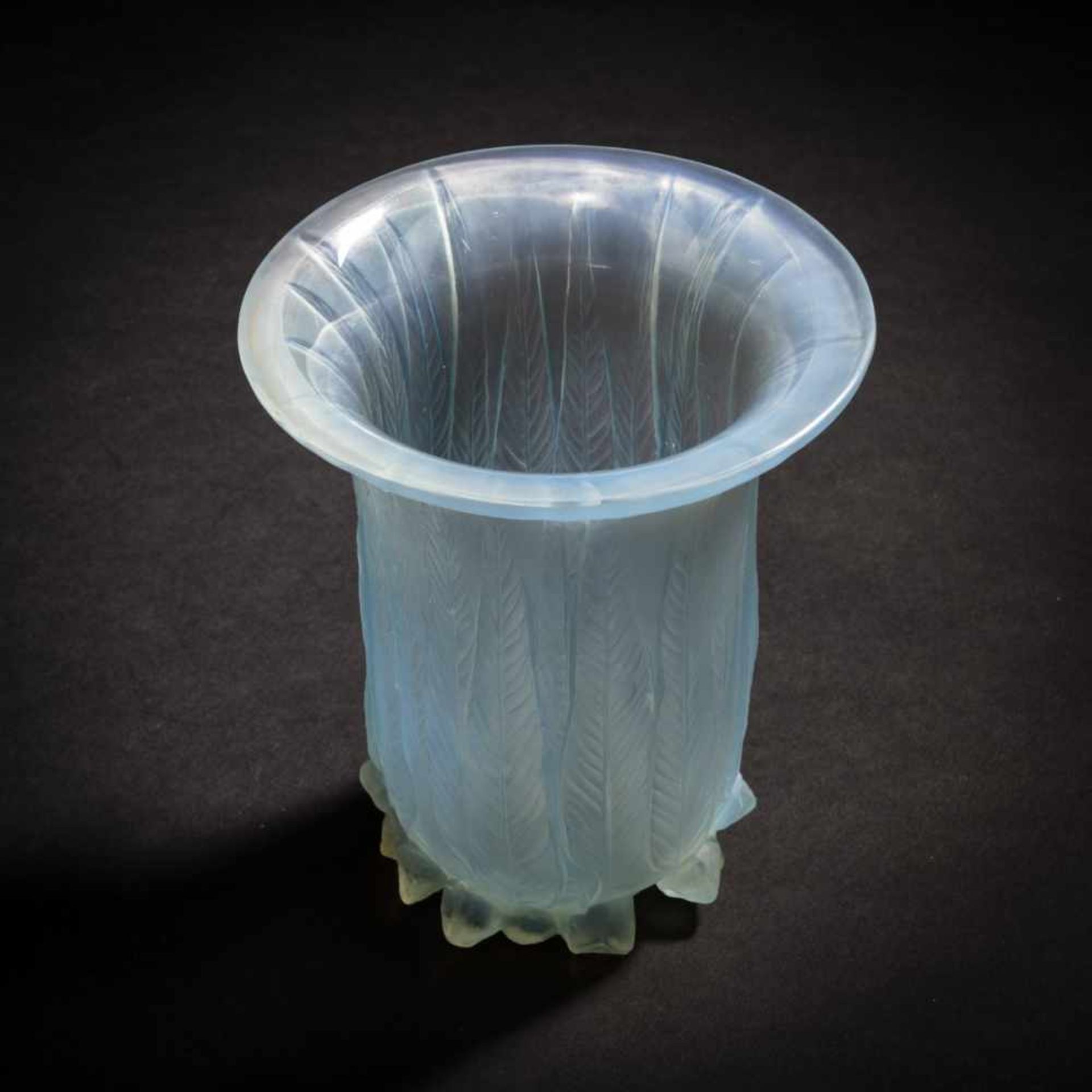 René Lalique, 'Eucalyptus' vase, 1925'Eucalyptus' vase, 1925H. 16.3 cm. Clear, moulded glass, - Bild 2 aus 5