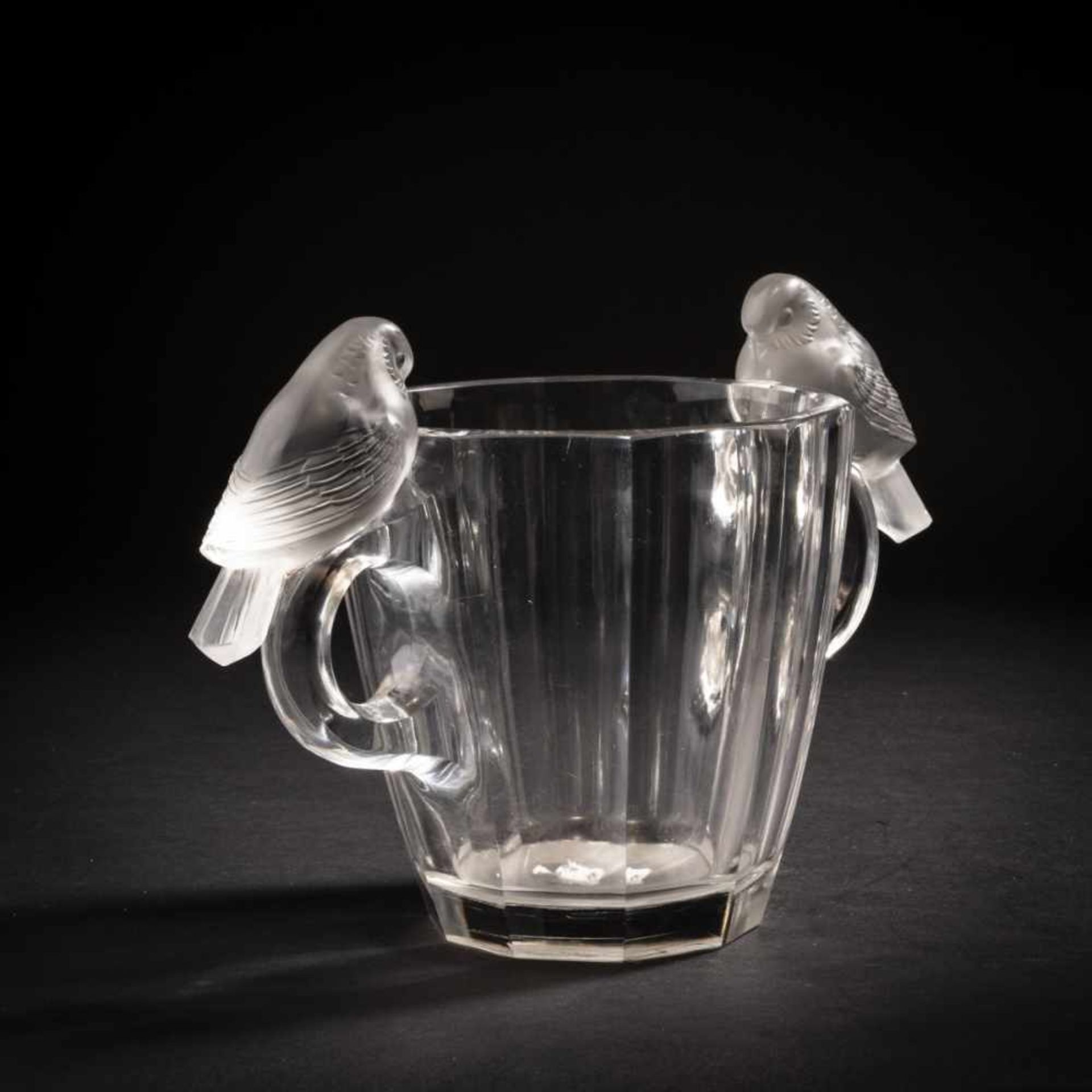 René Lalique, 'Deux Pigeons' vase, 1931'Deux Pigeons' vase, 1931H. 20.5 cm. Clear, moulded glass, - Bild 3 aus 6