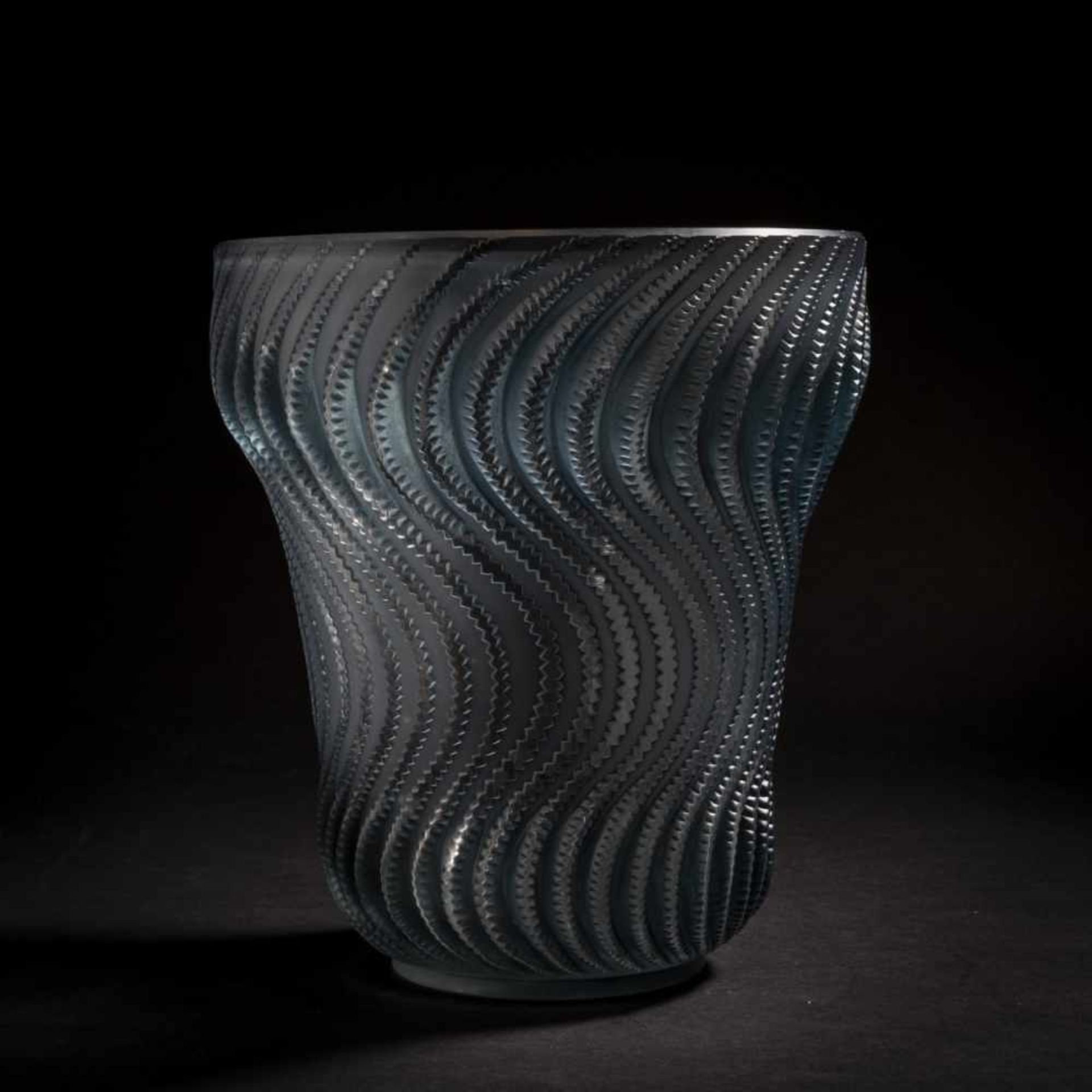 René Lalique, 'Actinia' vase, 1934'Actinia' vase, 1934H. 22 cm. Clear moulded glass, partially - Bild 2 aus 5