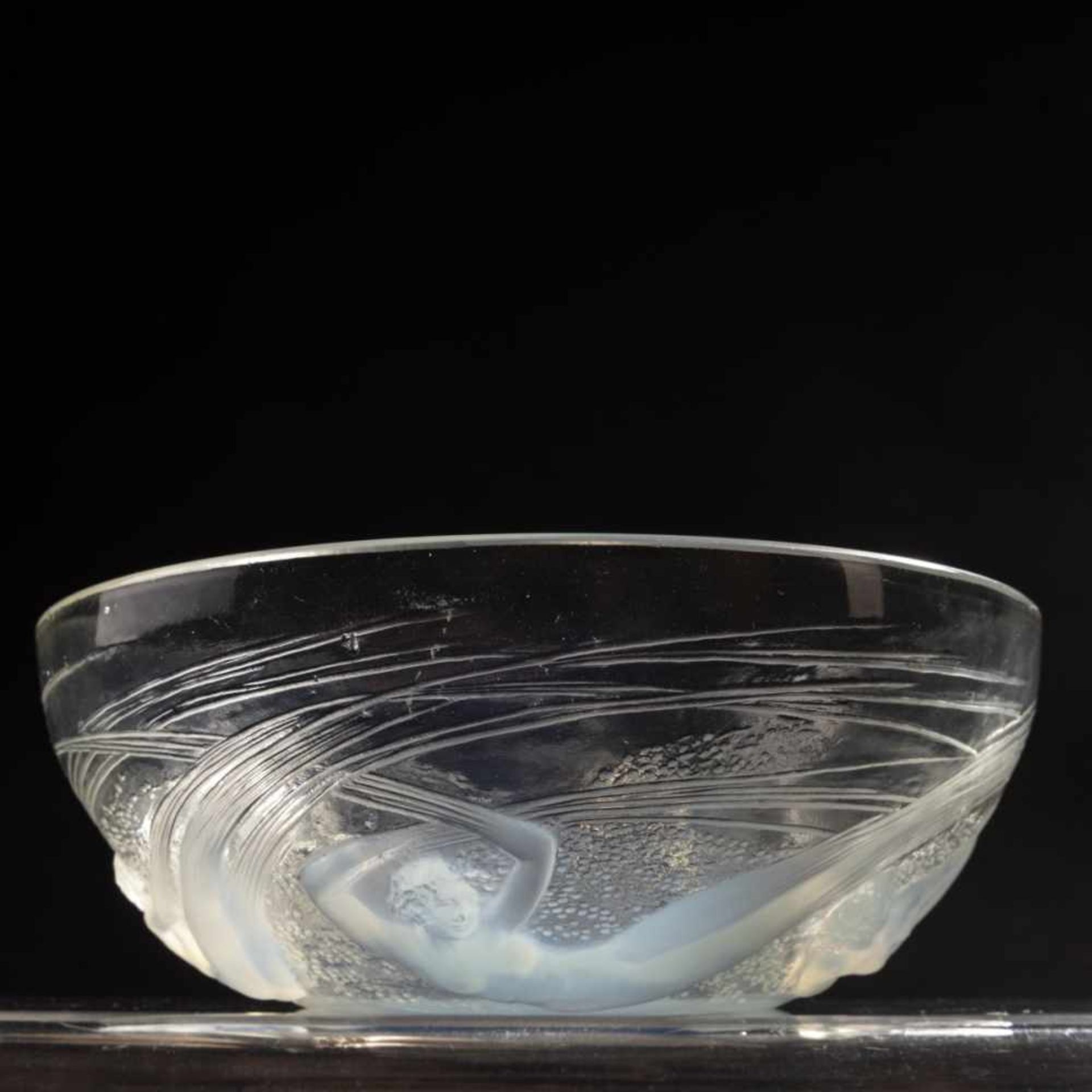 René Lalique, 'Ondines' bowl, 1921'Ondines' bowl, 1921D. 21 cm. Clear, moulded glass, opalescent, - Bild 4 aus 5