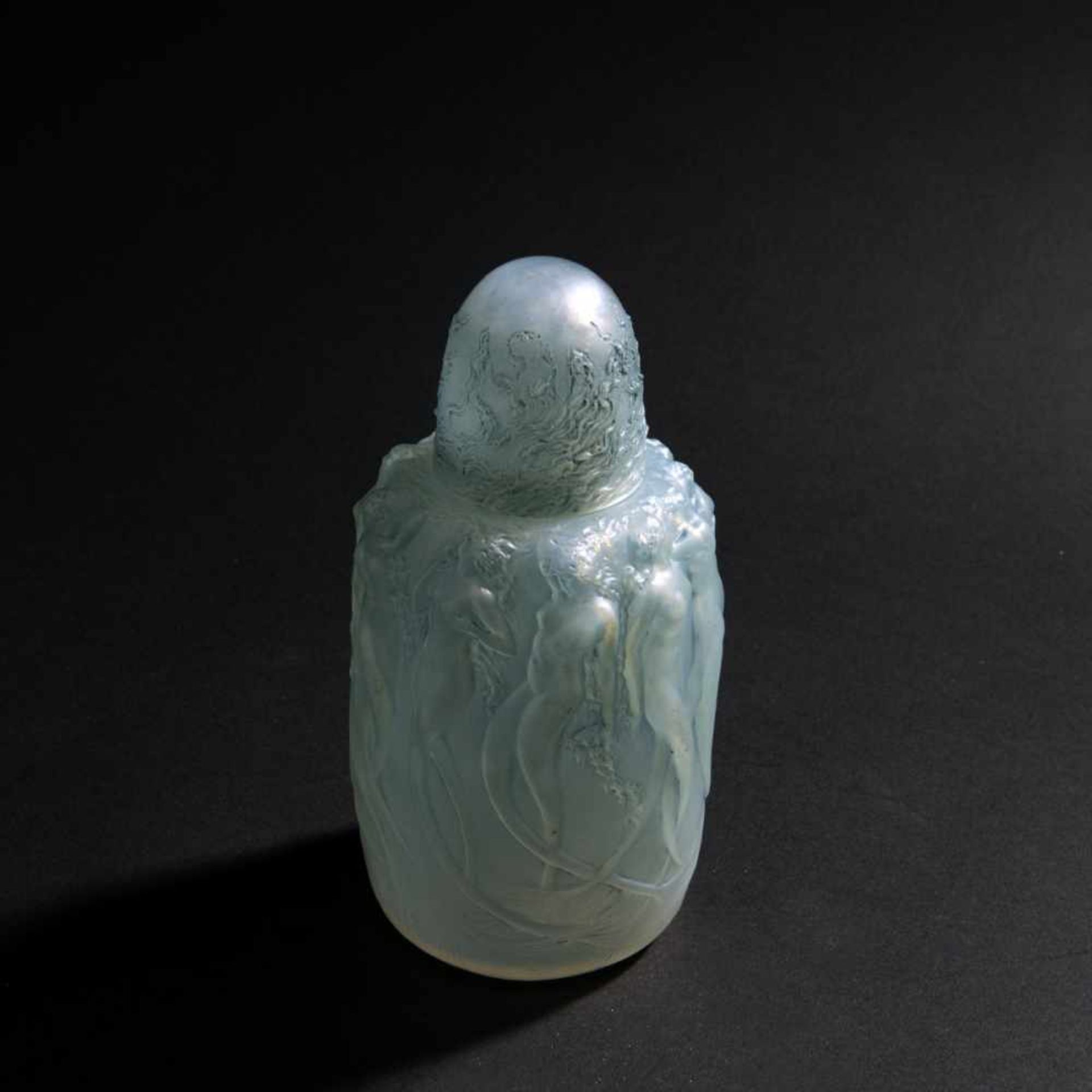 René Lalique, 'Sirènes' censer, 1920'Sirènes' censer, 1920H. 17.5 cm. Clear, mould-blown glass, blue - Bild 2 aus 3