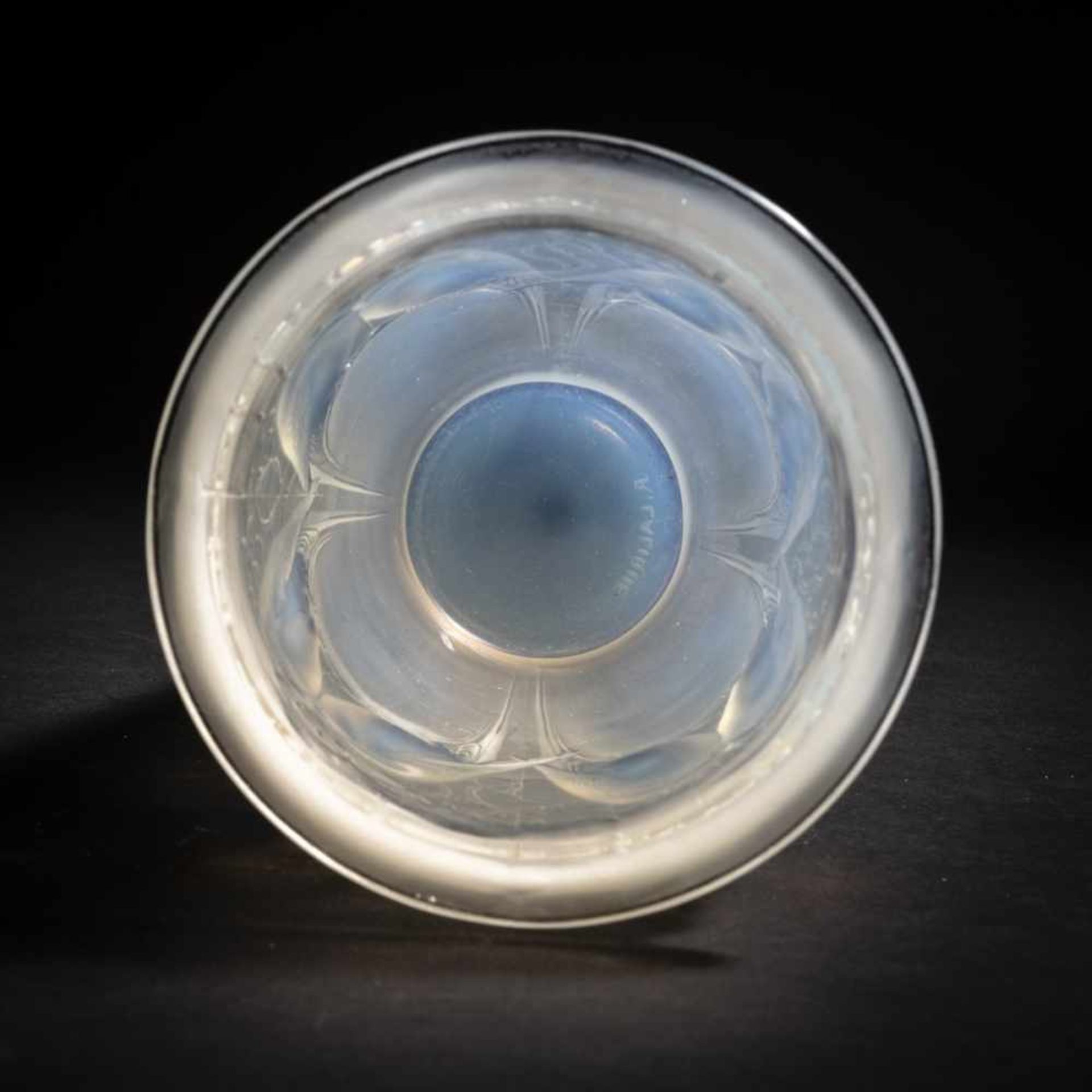 René Lalique, 'Ceylan' vase, 1924'Ceylan' vase, 1924H. 24.3 cm. Clear, moulded glass, satined and - Bild 3 aus 10