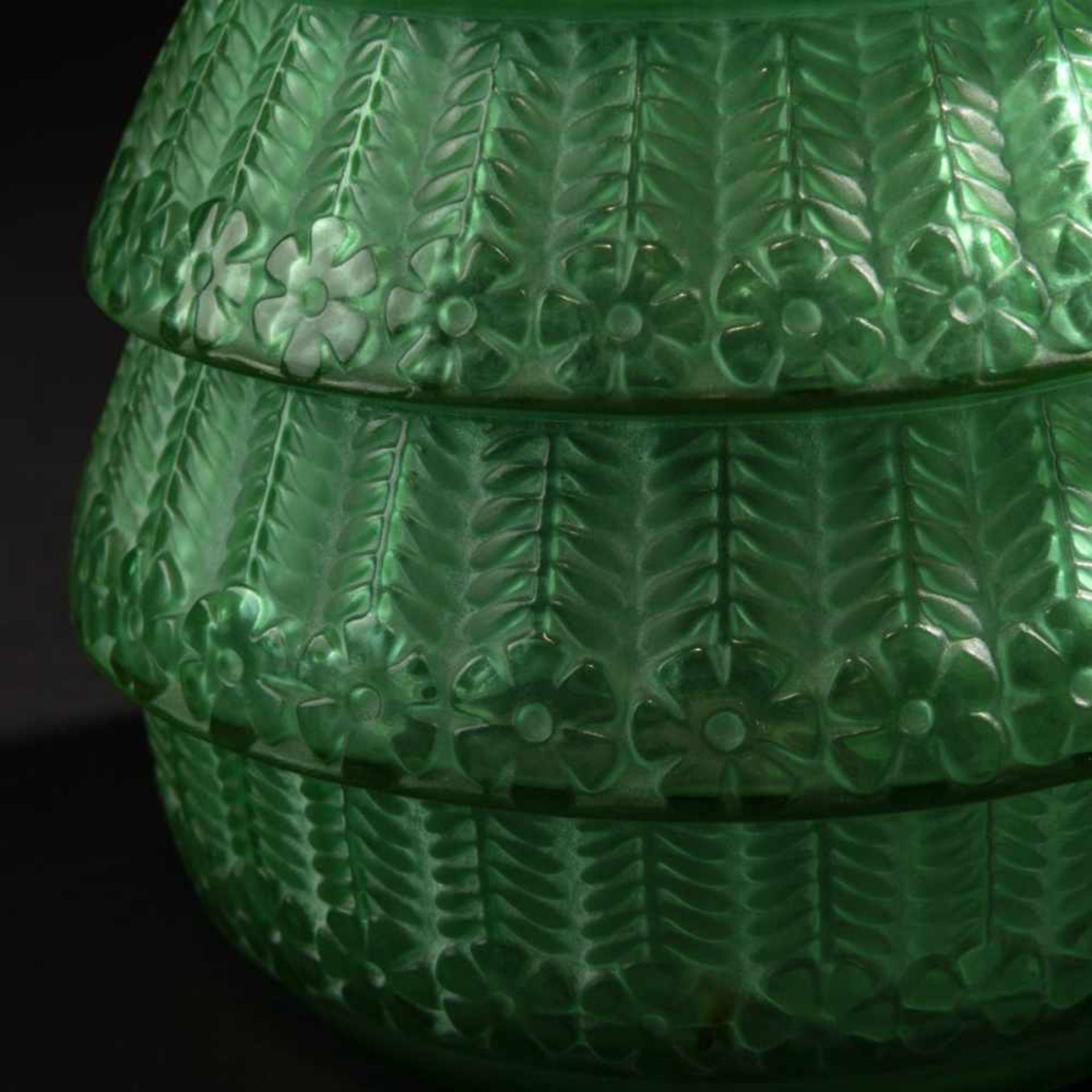 René Lalique, Vase 'Ferrières', 1929Vase 'Ferrières', 1929H. 17 cm. Green, mould-blown glass, - Bild 5 aus 5