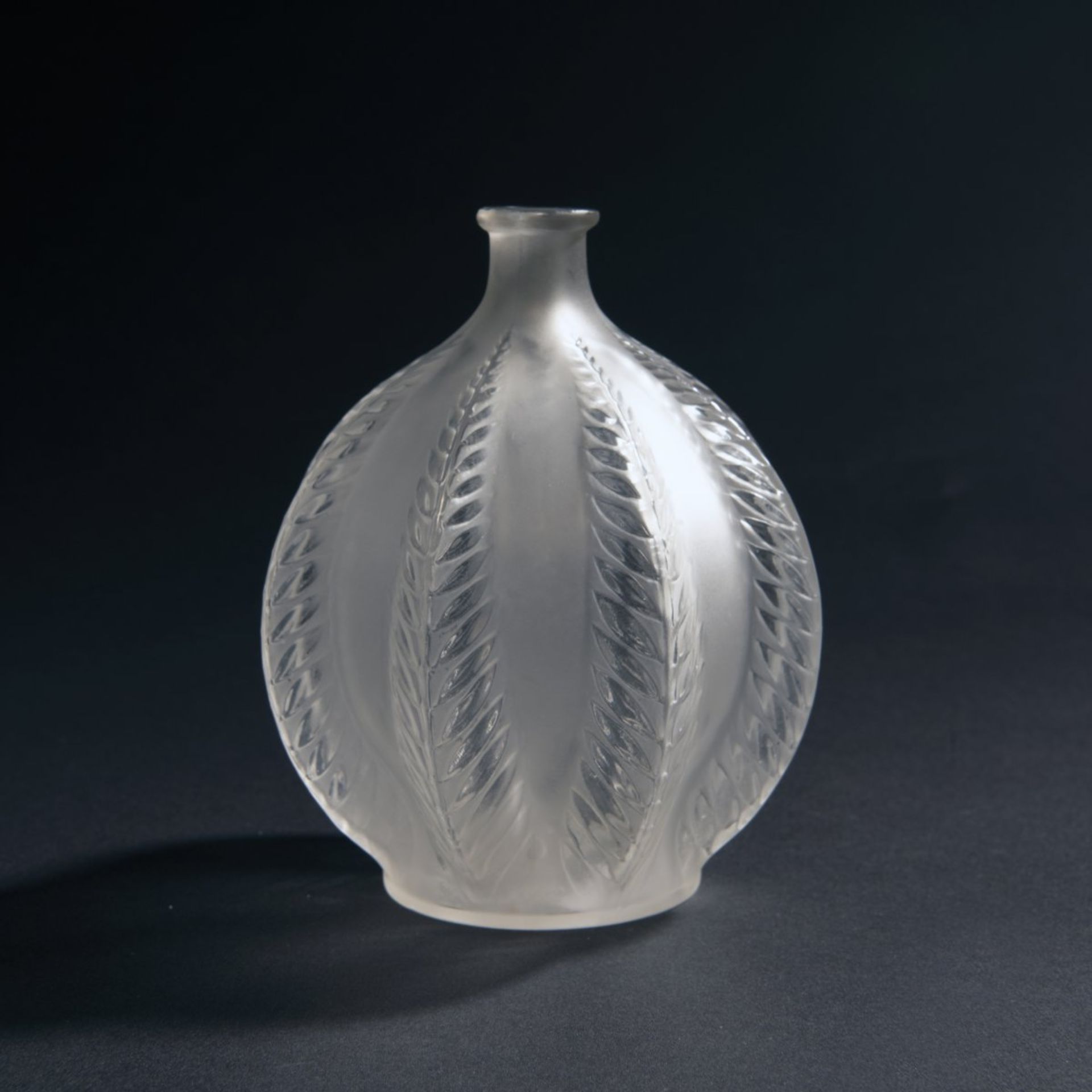 René Lalique, 'Malines' vase, 1924'Malines' vase, 1924H. 12.2 cm. Clear, mould-blown glass, - Bild 2 aus 3