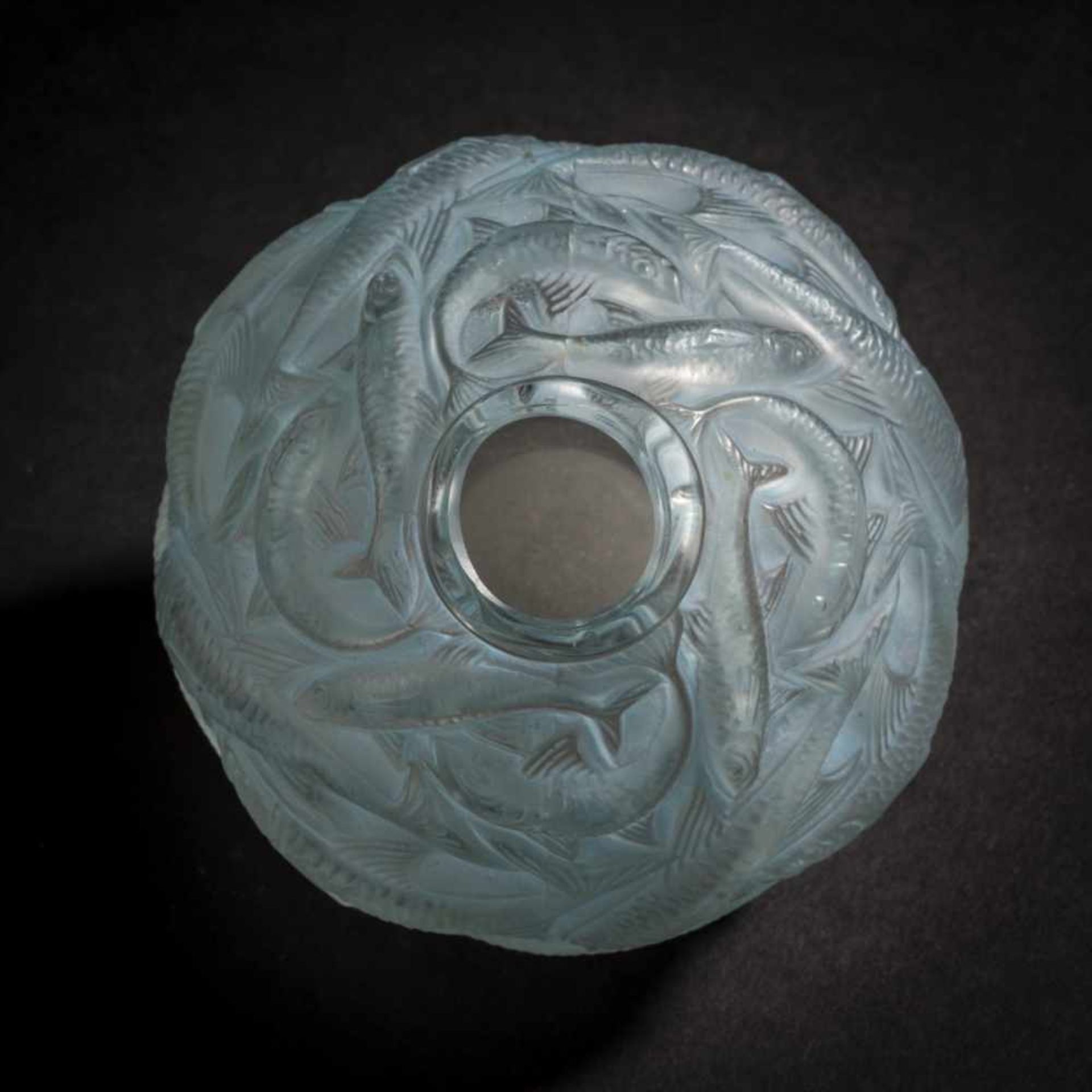 René Lalique, 'Oléron' vase, 1927'Oléron' vase, 1927H. 9 cm. Clear, mould-blown glass, satined, blue - Bild 3 aus 5