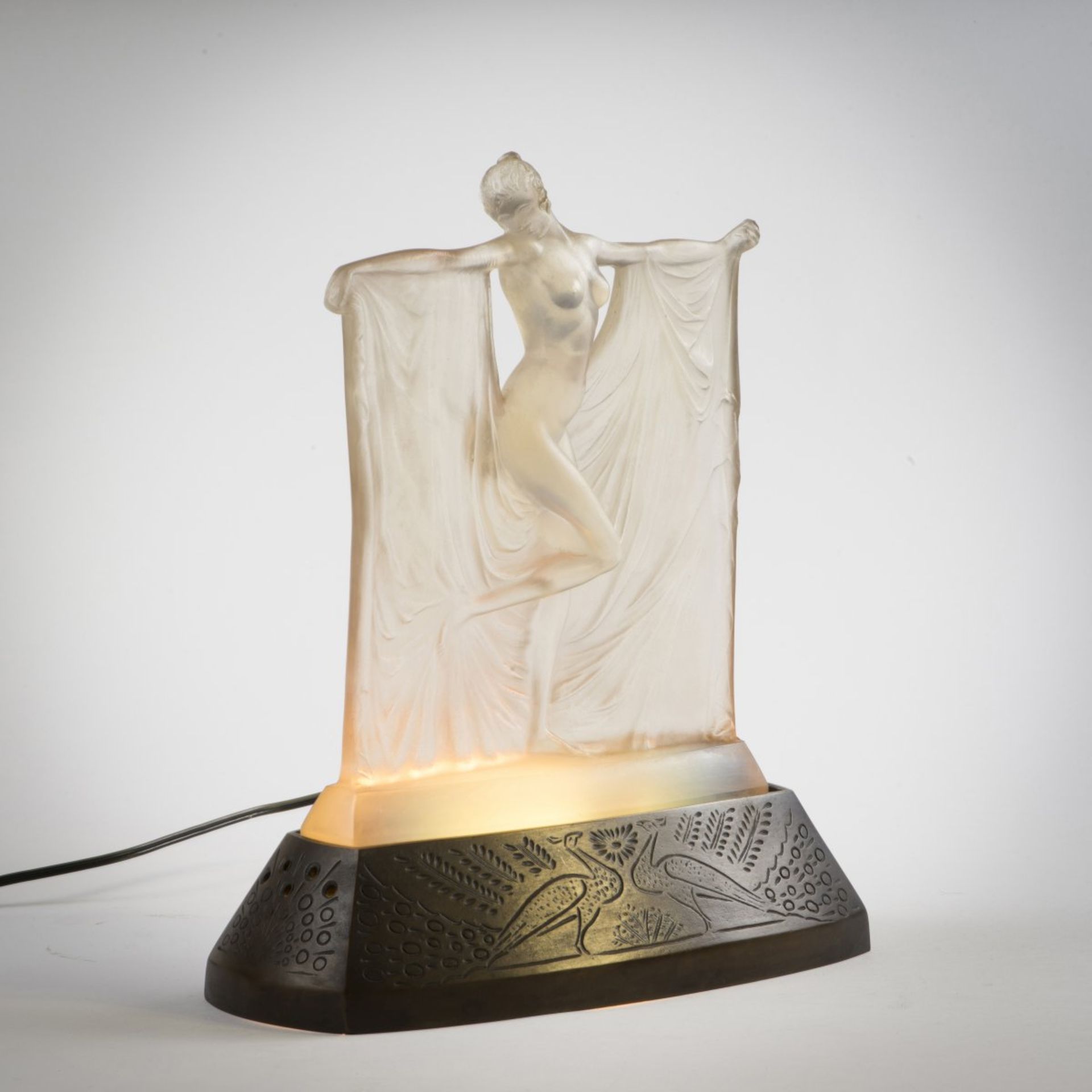 René Lalique, 'Suzanne' table light, 1925'Suzanne' table light, 1925H. 27 cm (with base). Clear, - Bild 2 aus 11