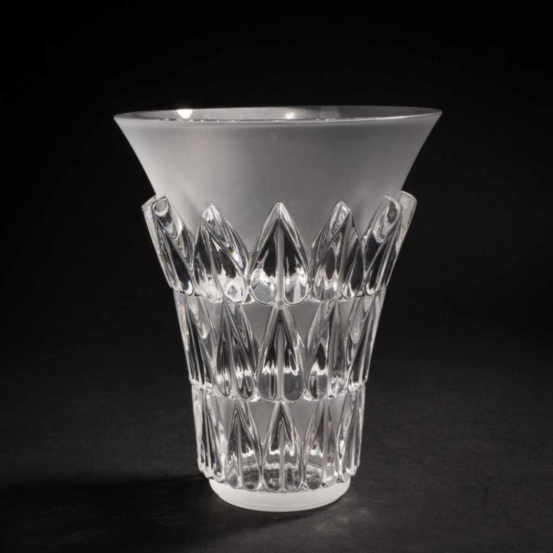 René Lalique; Marc Lalique, Three vases 'Épis', 1932, 'Feuilles', 1934 and 'Hedera', 1980Three vases - Bild 6 aus 7