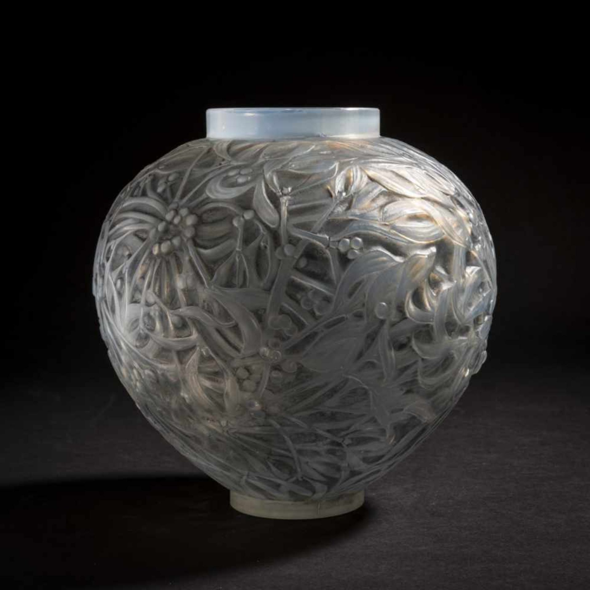 René Lalique, 'Gui' vase, 1920'Gui' vase, 1920H. 17 cm. Clear, mould-blown glass, opalescent, - Bild 2 aus 5