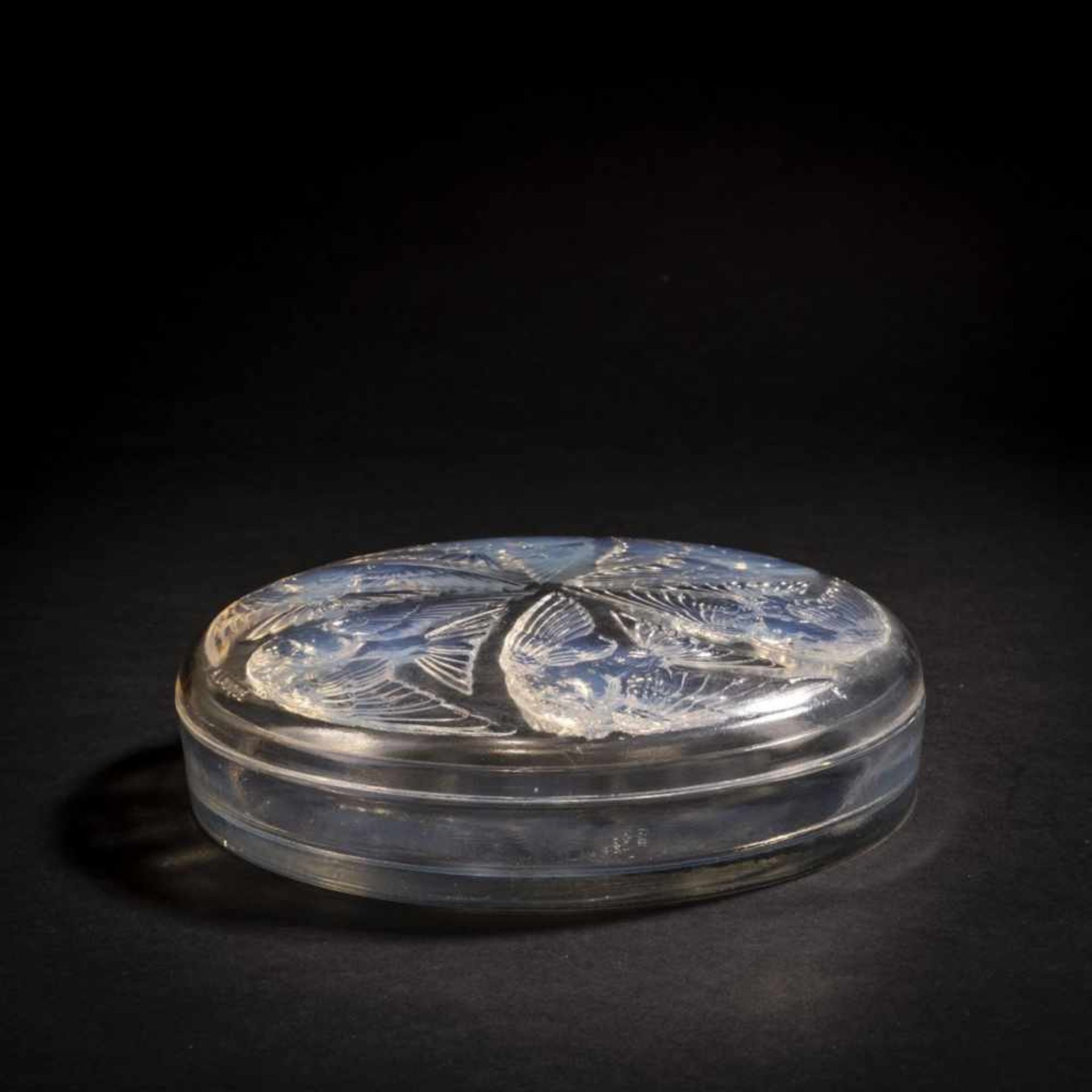 René Lalique, 'Mésanges' lidded box, 1921'Mésanges' lidded box, 1921D. 17 cm. Clear, moulded - Bild 3 aus 5