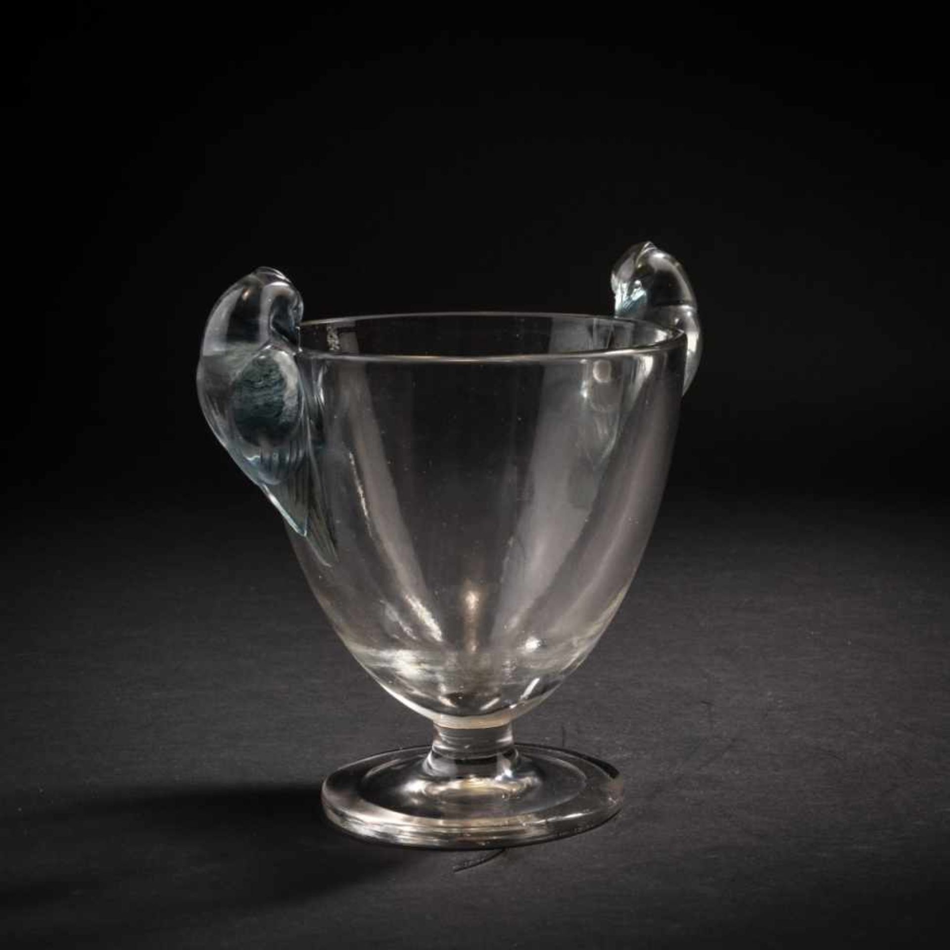 René Lalique, 'Ornis' vase, 1926'Ornis' vase, 1926H. 16.3 cm. Clear, mould-blown glass, partially - Bild 2 aus 6