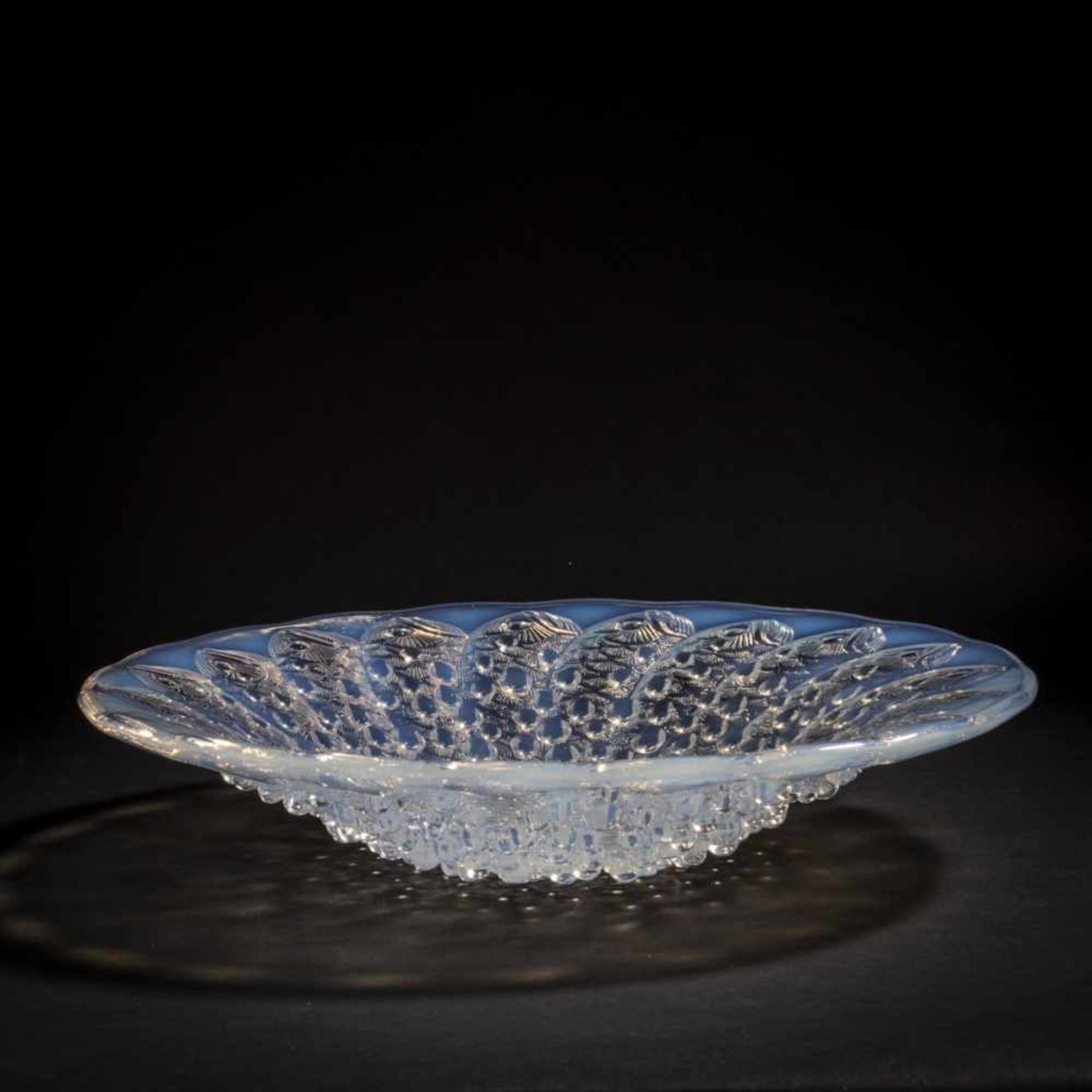René Lalique, 'Roscoff' bowl, 1932'Roscoff' bowl, 1932D. 35 cm. Clear, moulded glass, opalescent. - Bild 4 aus 8