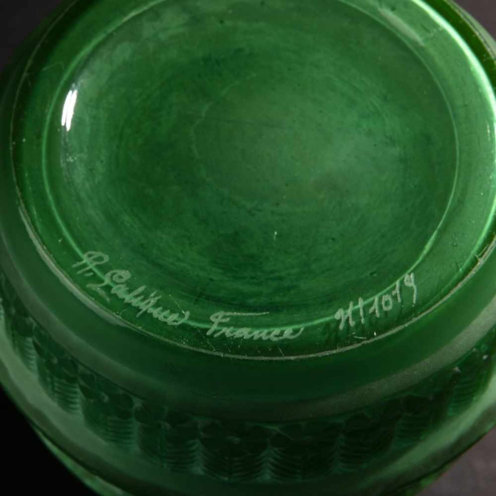 René Lalique, Vase 'Ferrières', 1929Vase 'Ferrières', 1929H. 17 cm. Green, mould-blown glass, - Bild 4 aus 5