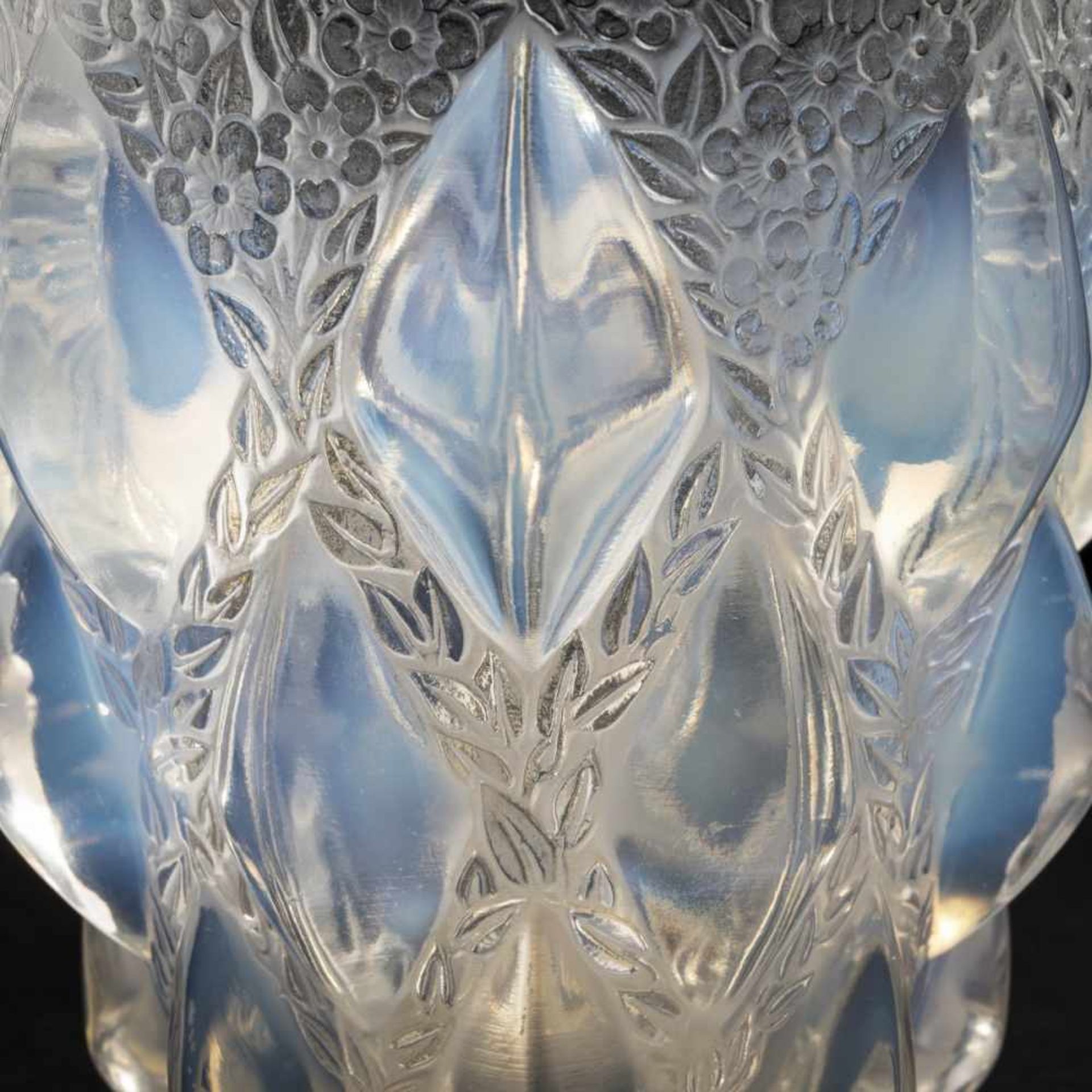 René Lalique, 'Rampillon' vase, 1927'Rampillon' vase, 1927H. 12,7 cm. Clear, moulded glass, - Bild 3 aus 5