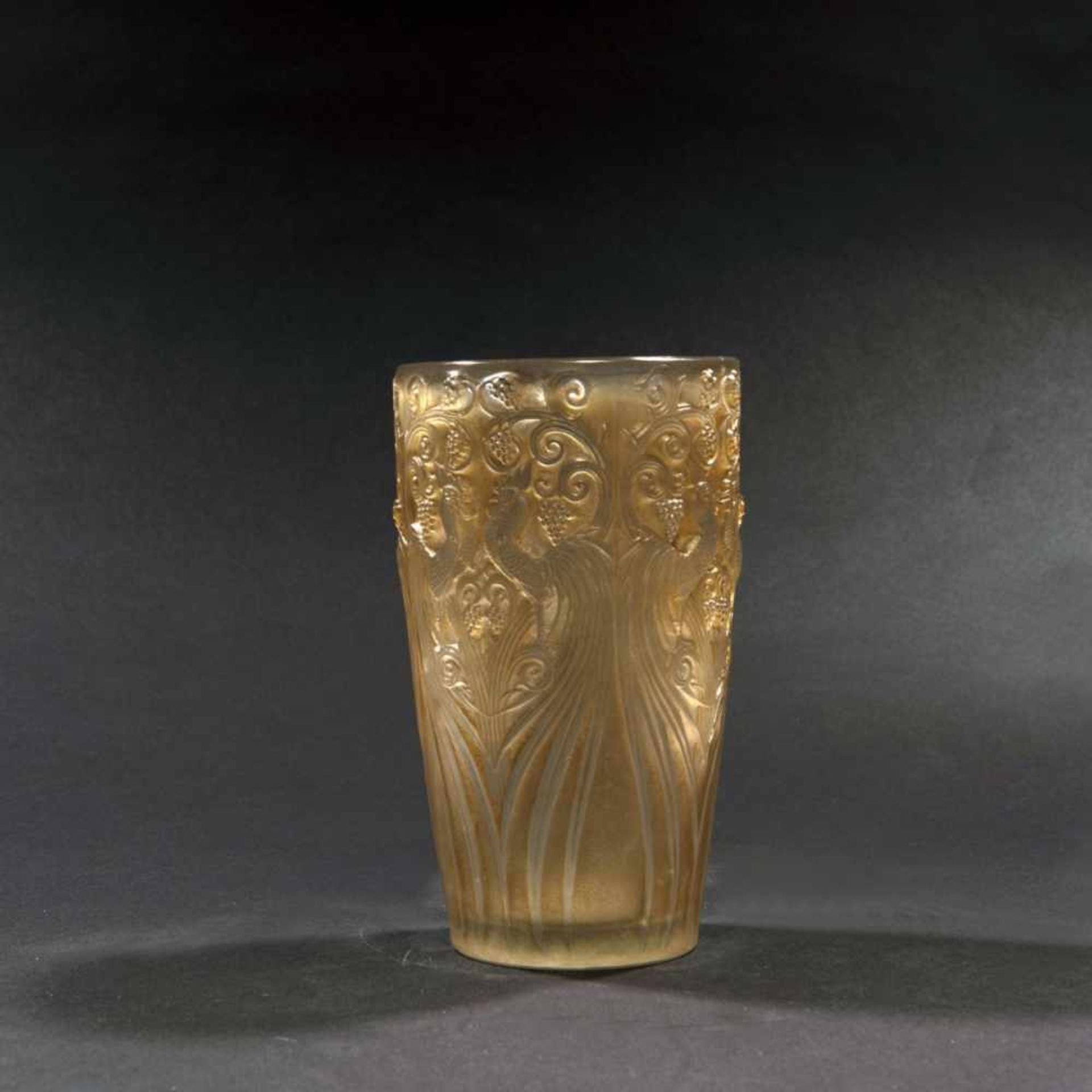 René Lalique, 'Coqs et Raisins' vase, 1928'Coqs et Raisins' vase, 1928H. 15.5 cm. Clear, moulded - Bild 2 aus 3