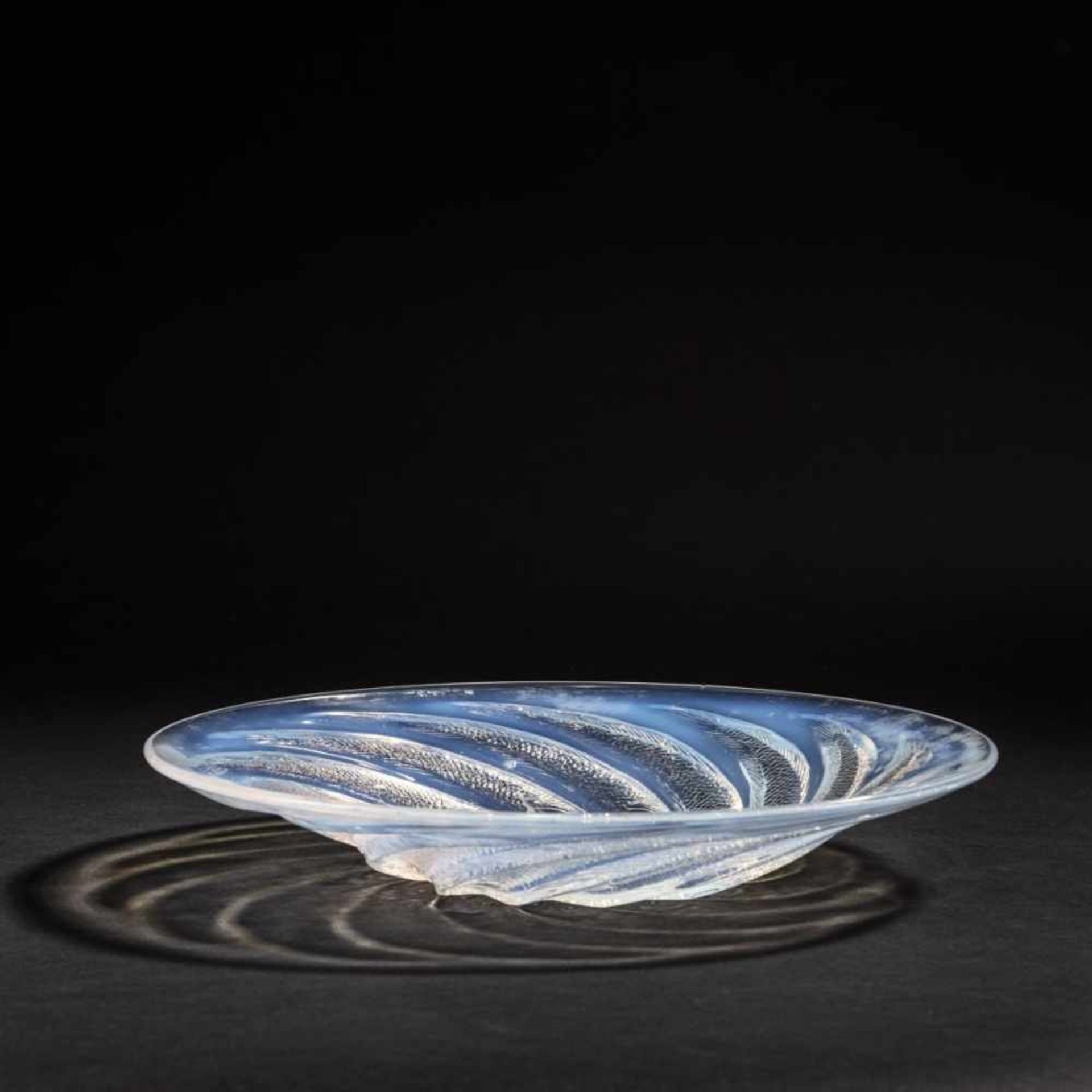 René Lalique, 'Poissons N° 1' bowl, 1931'Poissons N° 1' bowl, 1931D. 30 cm. Clear, moulded glass, - Bild 2 aus 5