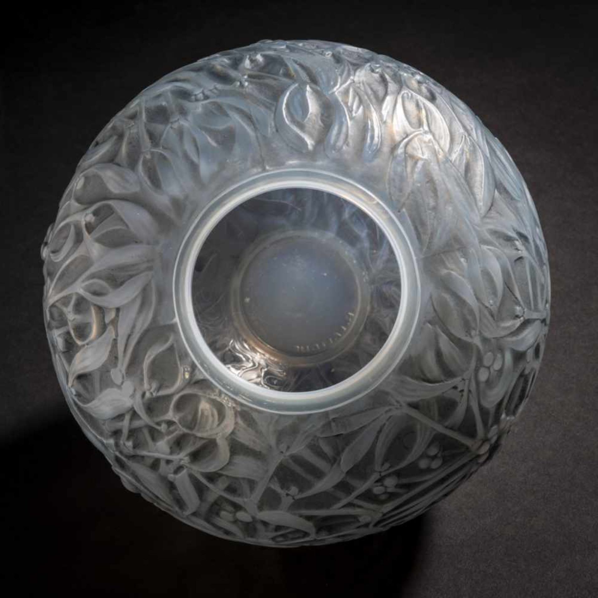 René Lalique, 'Gui' vase, 1920'Gui' vase, 1920H. 17 cm. Clear, mould-blown glass, opalescent, - Bild 3 aus 5