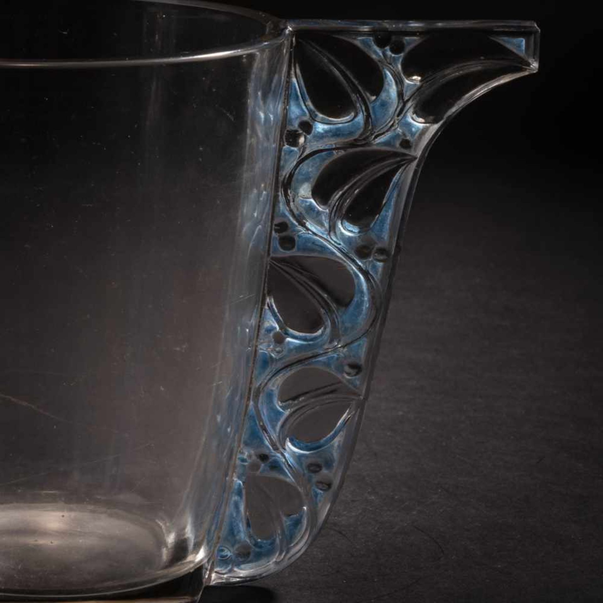 René Lalique, 'Honfleur' vase, 1927'Honfleur' vase, 1927H. 14.4 cm. Clear, moulded glass, the leaf - Bild 6 aus 6