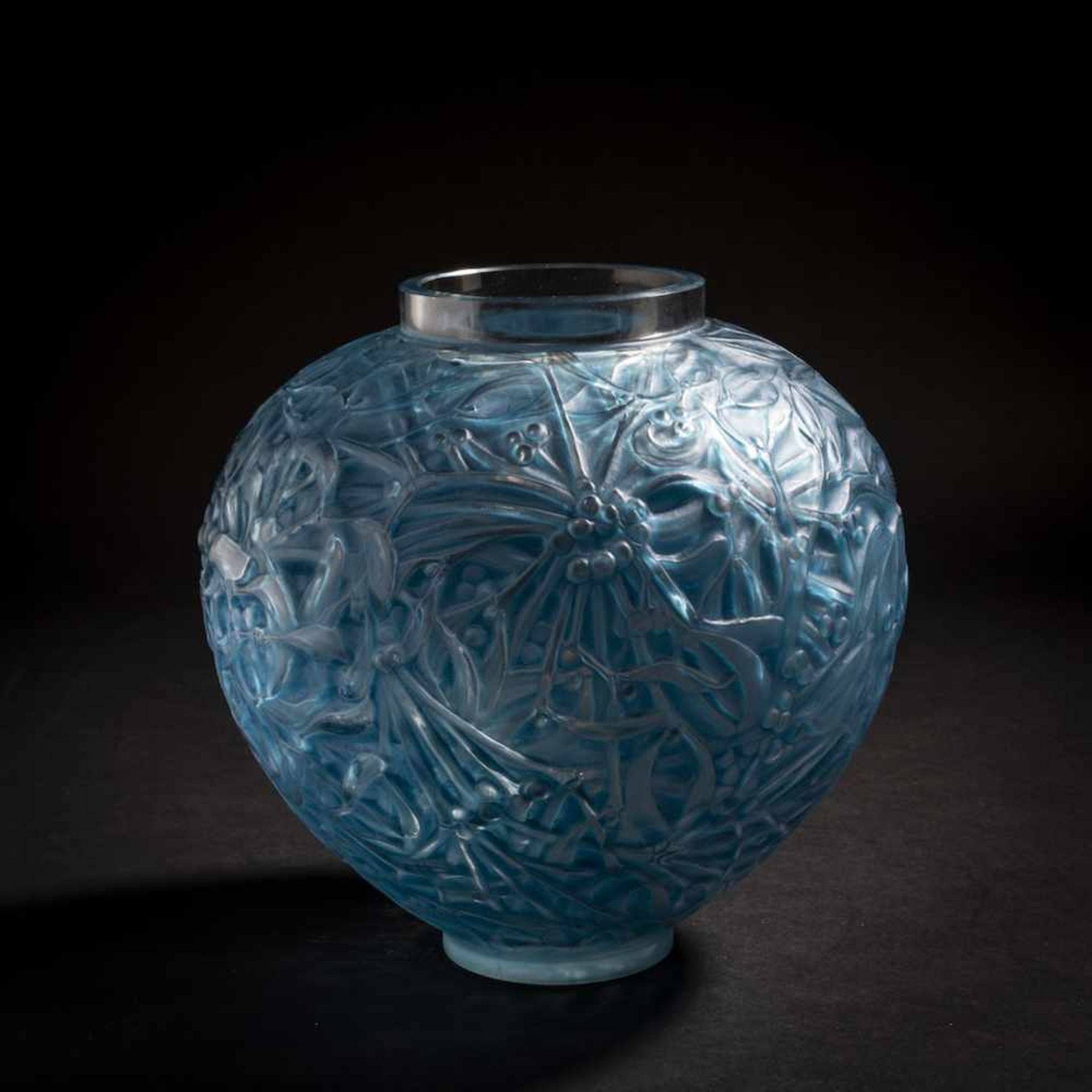 René Lalique, 'Gui' vase, 1920'Gui' vase, 1920H. 17. Clear, mould-blown glass, partially satined, - Bild 2 aus 6