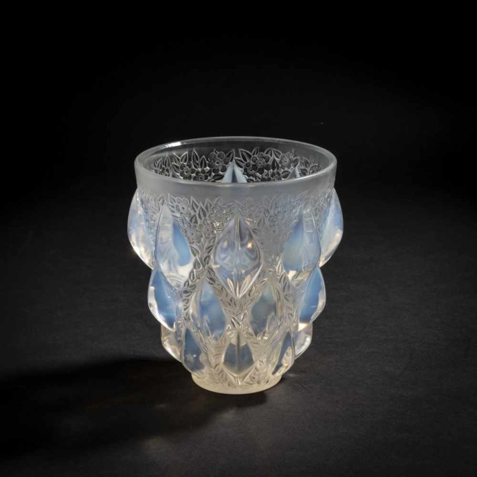 René Lalique, 'Rampillon' vase, 1927'Rampillon' vase, 1927H. 12,7 cm. Clear, moulded glass, - Bild 2 aus 5