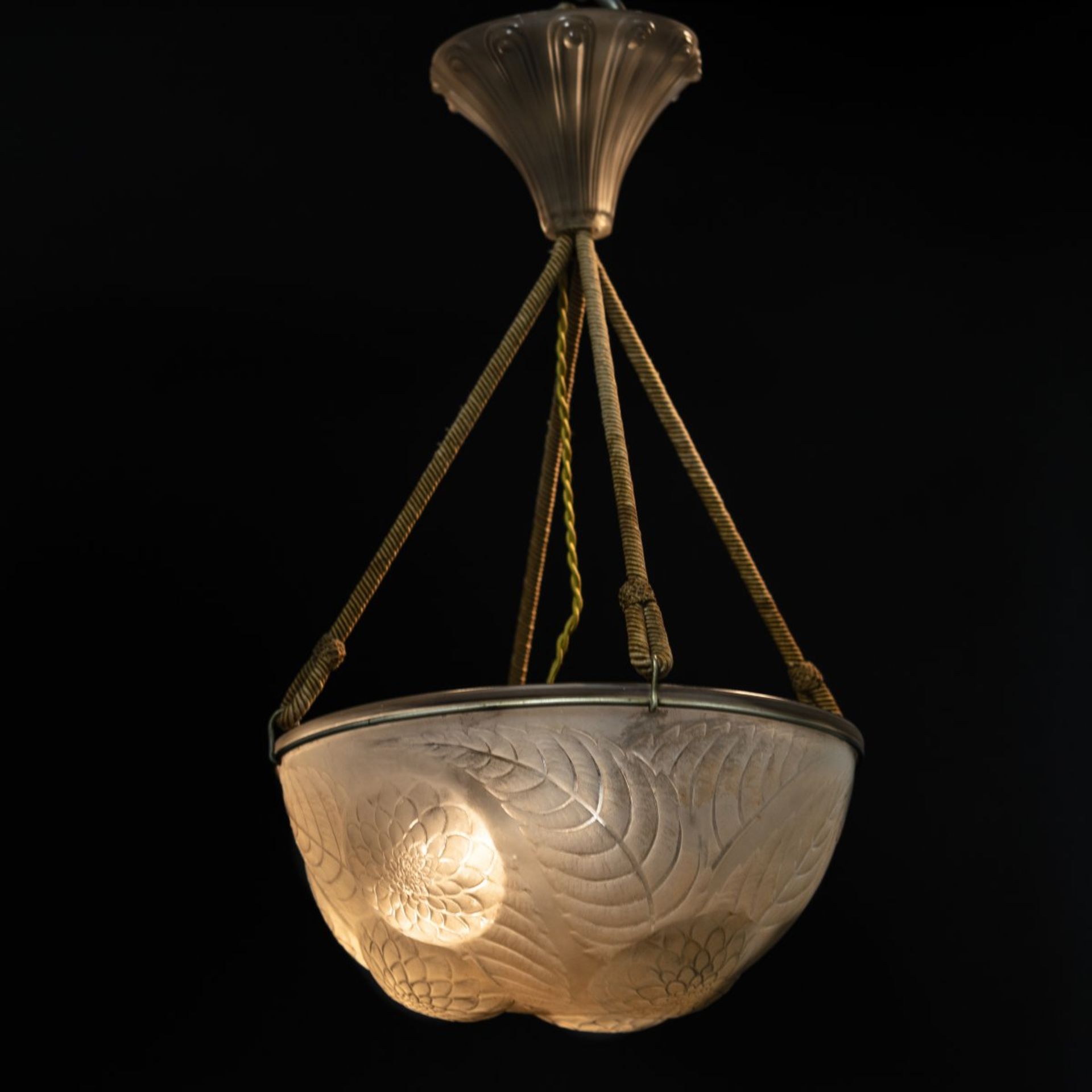 René Lalique, Pendant light 'Dahlias', 1921Pendant light 'Dahlias', 1921D. 30.5 cm. Clear, moulded - Bild 2 aus 4