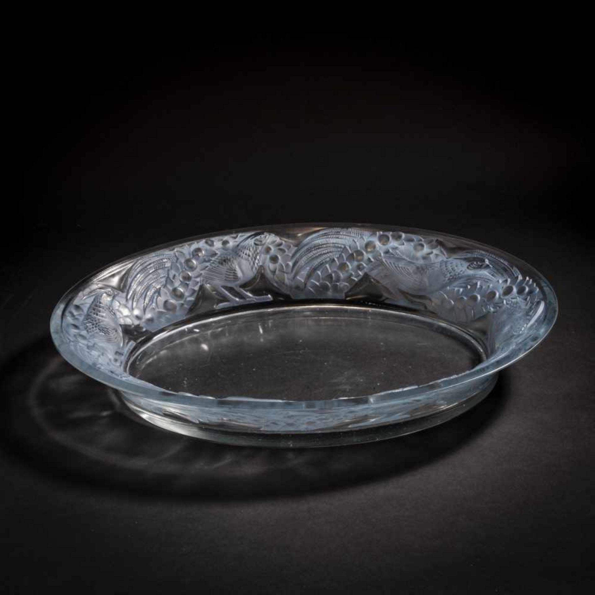 René Lalique, 'Faisans' bowl, 1941'Faisans' bowl, 1941L. 43.5 cm. Clear, moulded glass, partially - Bild 2 aus 6