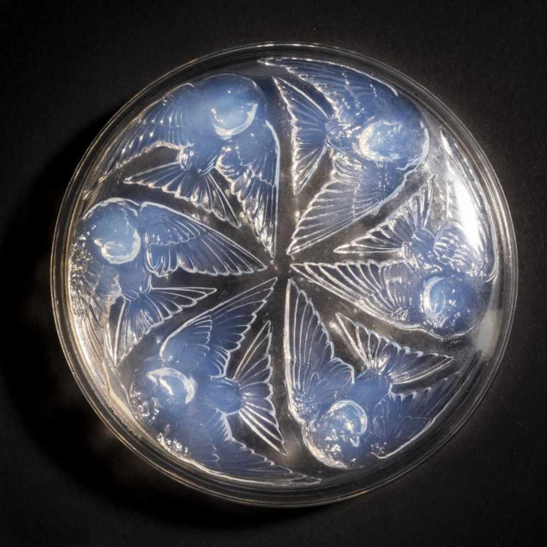 René Lalique, 'Mésanges' lidded box, 1921'Mésanges' lidded box, 1921D. 17 cm. Clear, moulded - Bild 2 aus 5