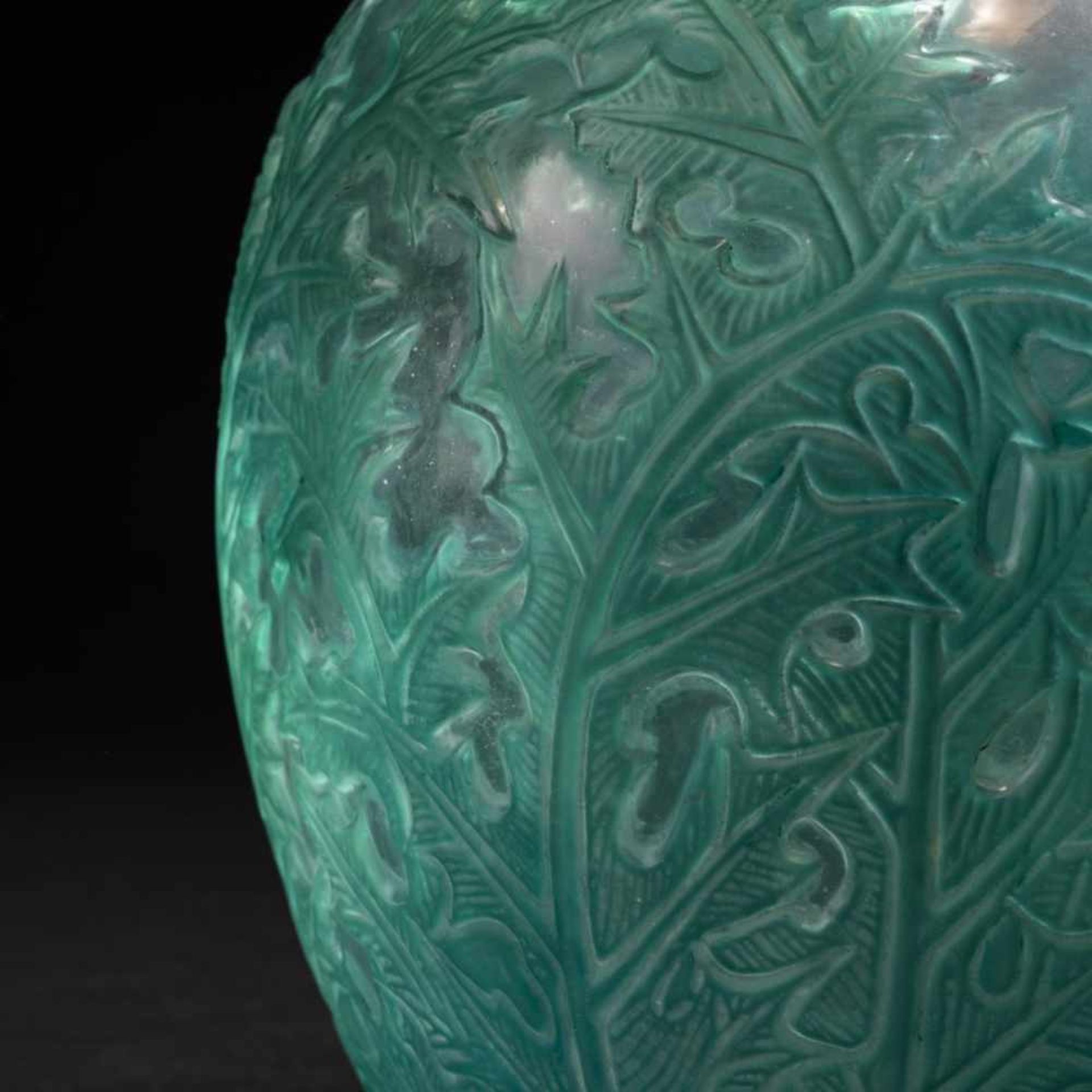 René Lalique, 'Acanthes' vase, 1921'Acanthes' vase, 1921H. 28.5 cm. Clear, mould-blown glass, - Bild 3 aus 5