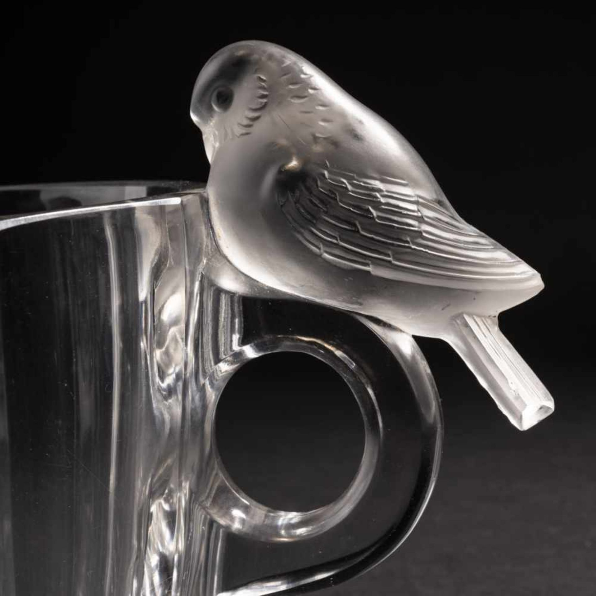 René Lalique, 'Deux Pigeons' vase, 1931'Deux Pigeons' vase, 1931H. 20.5 cm. Clear, moulded glass, - Bild 2 aus 6