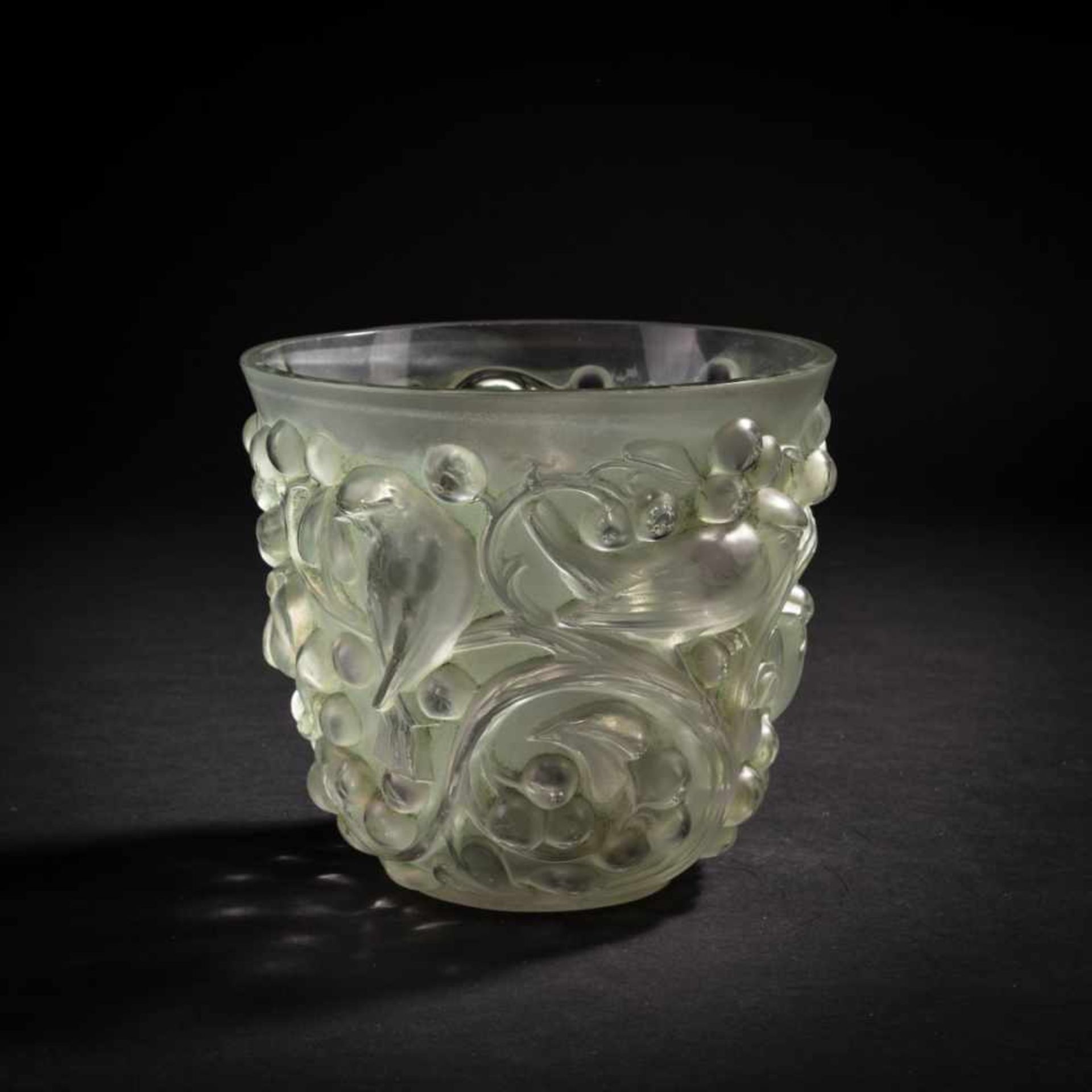 René Lalique, 'Avallon' vase, 1927'Avallon' vase, 1927H. 14.3 cm. Clear, moulded glass, satined, - Bild 3 aus 4