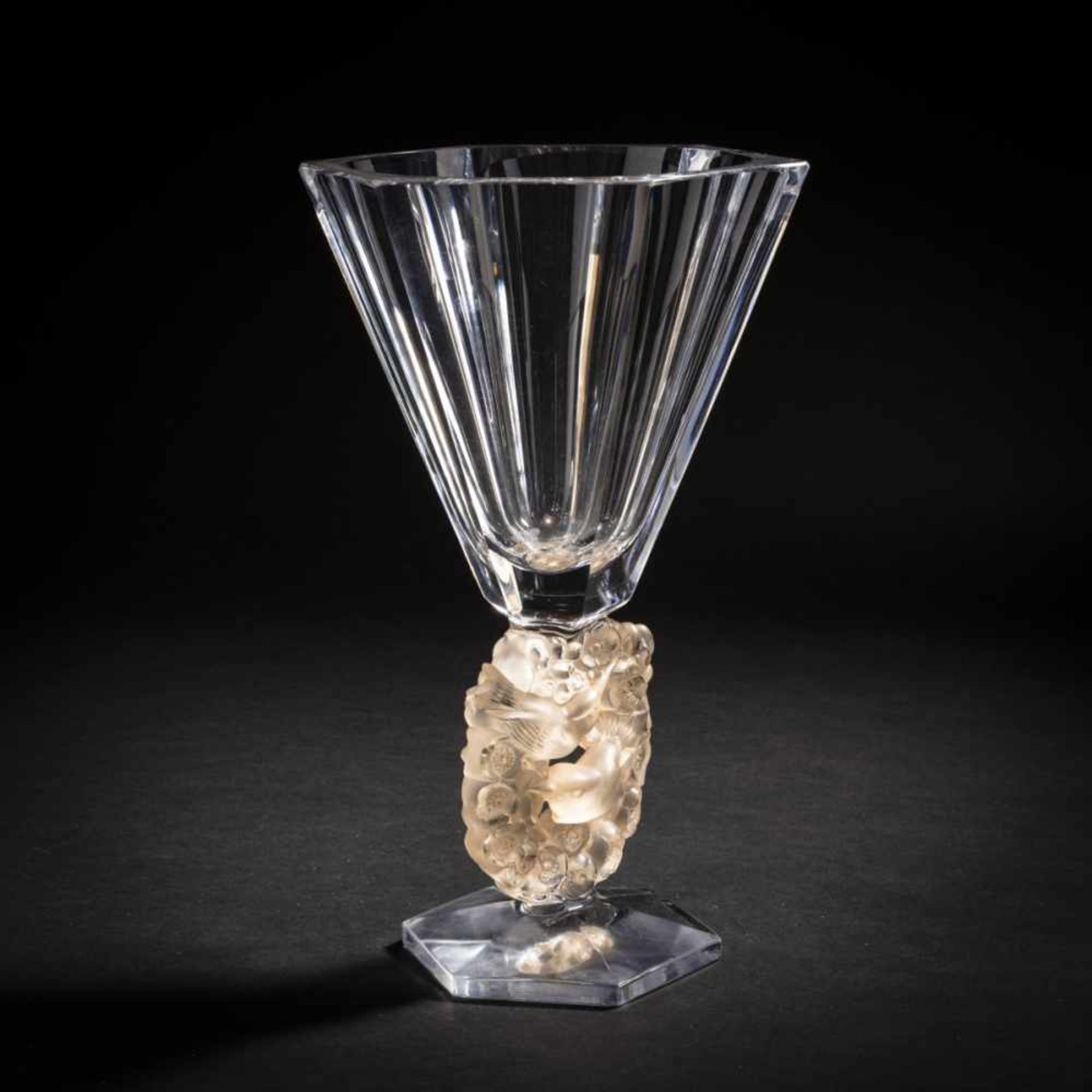 René Lalique, 'Mésanges' vase, 1931'Mésanges' vase, 1931H. 30.9 cm. Clear, moulded glass, brown- - Bild 2 aus 4