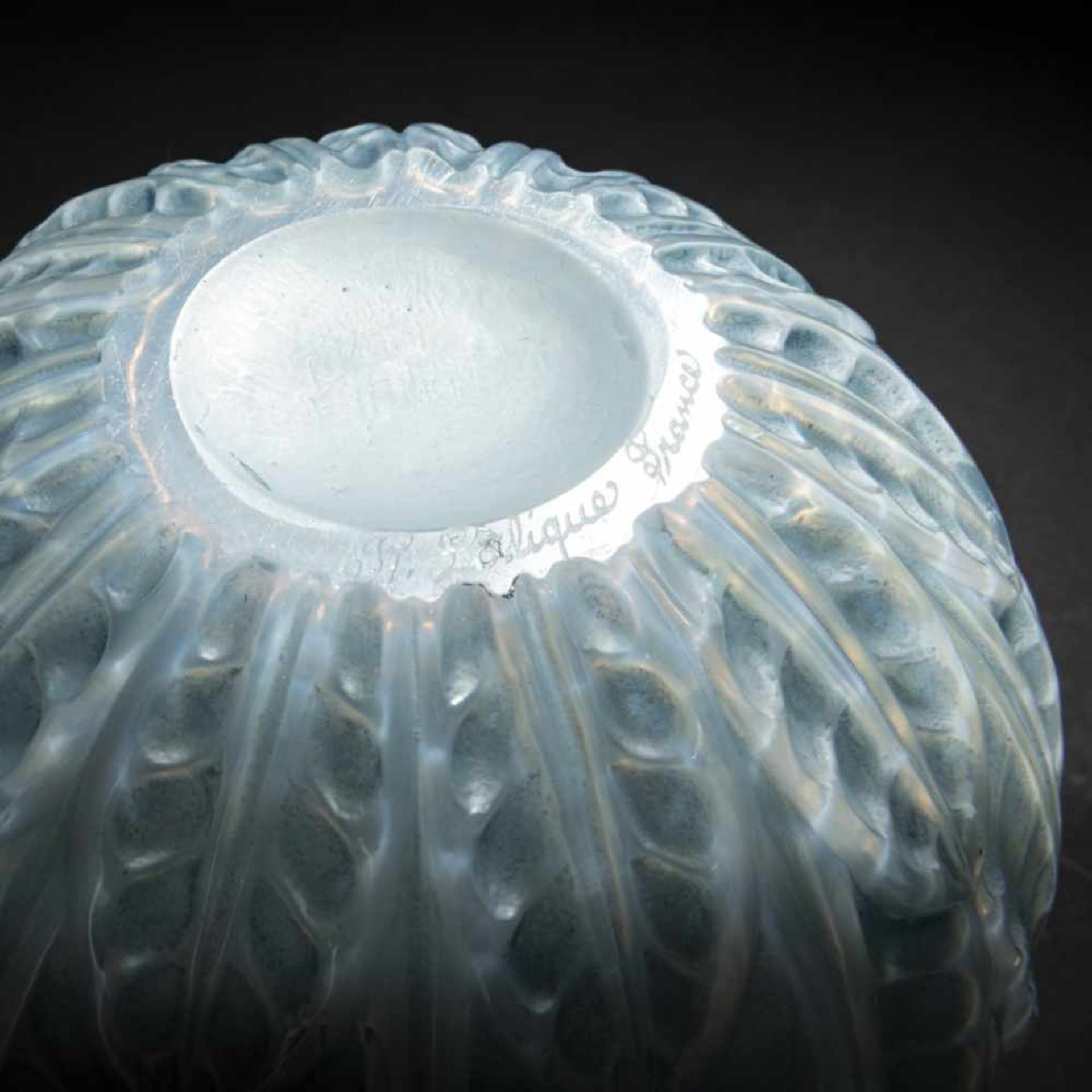 René Lalique, 'Malesherbes' vase, 1927'Malesherbes' vase, 1927H. 23 cm. Clear, moulded-blown - Bild 5 aus 10