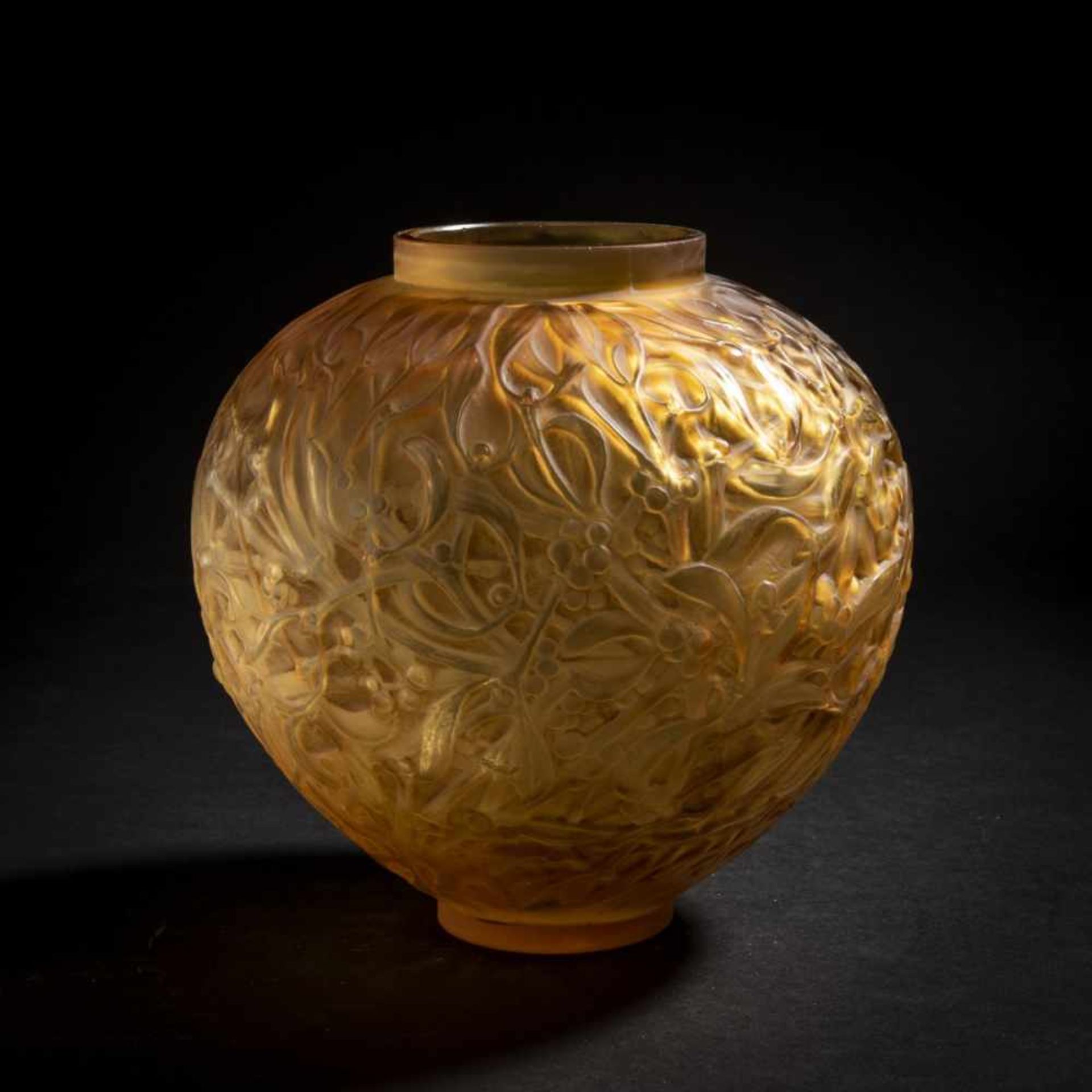 René Lalique, 'Gui' vase, 1920'Gui' vase, 1920H. 17 cm. Amber mould-blown glass ('Butterscotch'), - Bild 2 aus 4