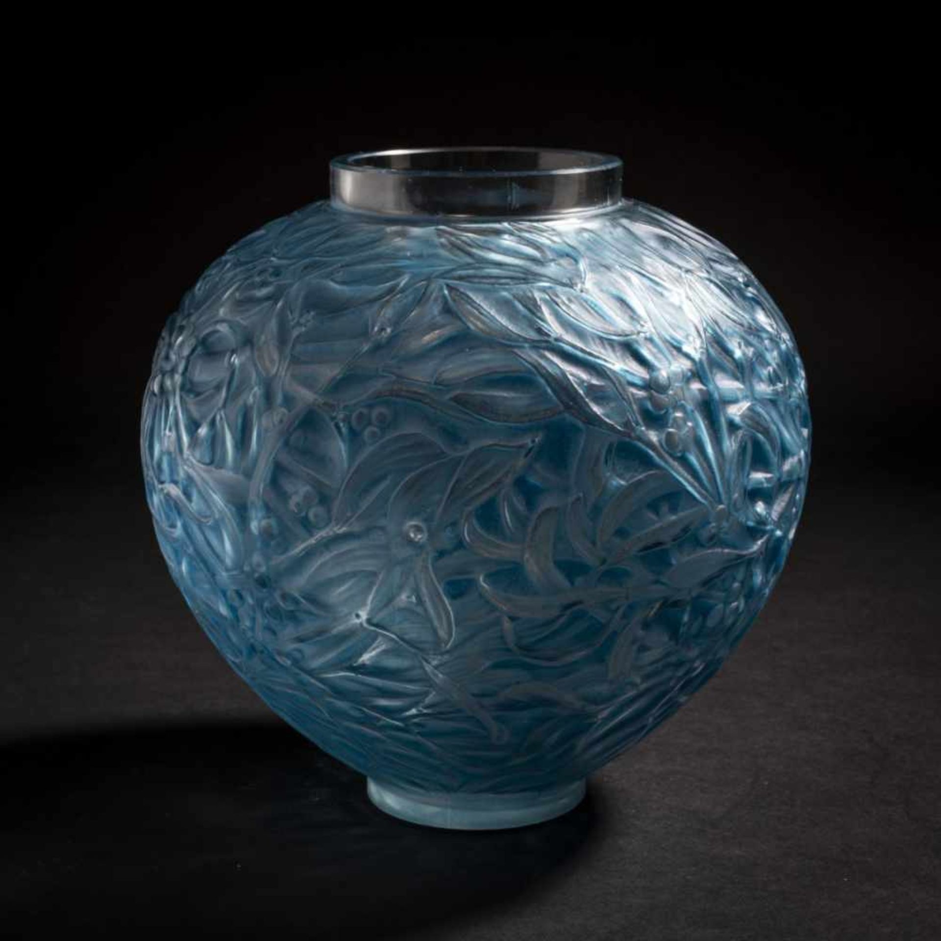 René Lalique, 'Gui' vase, 1920'Gui' vase, 1920H. 17. Clear, mould-blown glass, partially satined, - Bild 3 aus 6