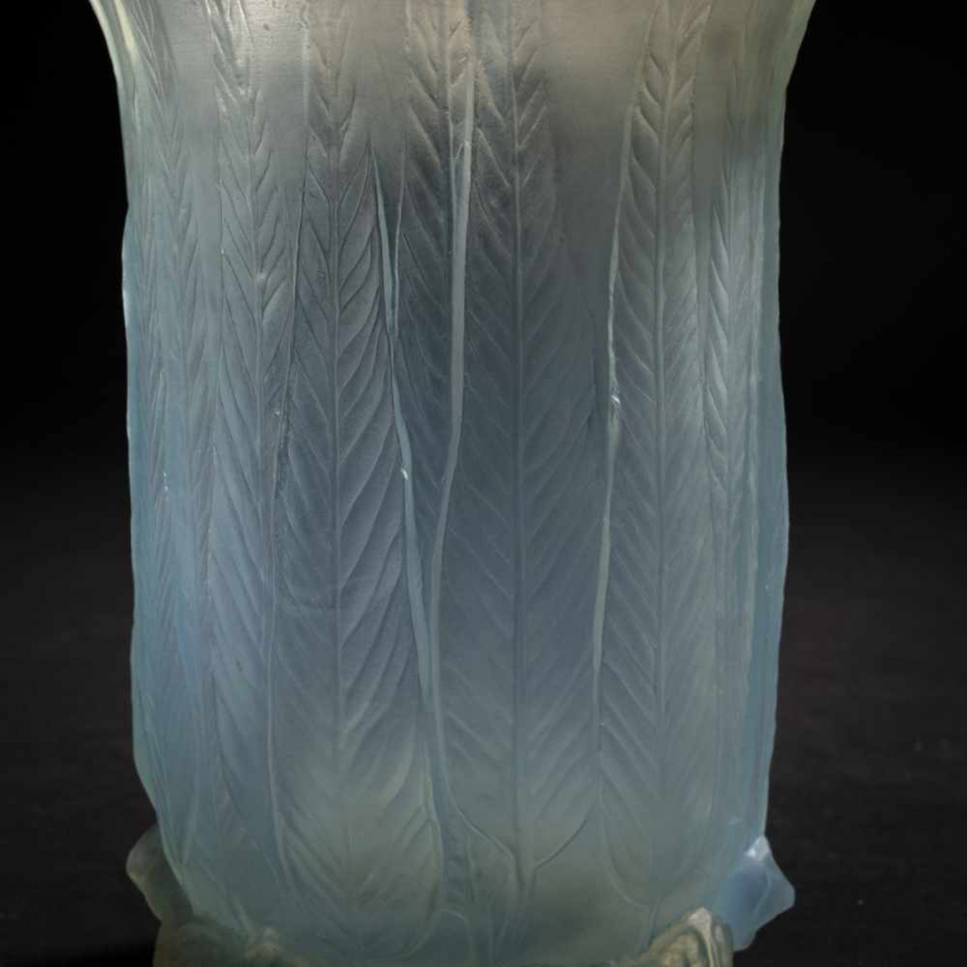 René Lalique, 'Eucalyptus' vase, 1925'Eucalyptus' vase, 1925H. 16.3 cm. Clear, moulded glass, - Bild 3 aus 5