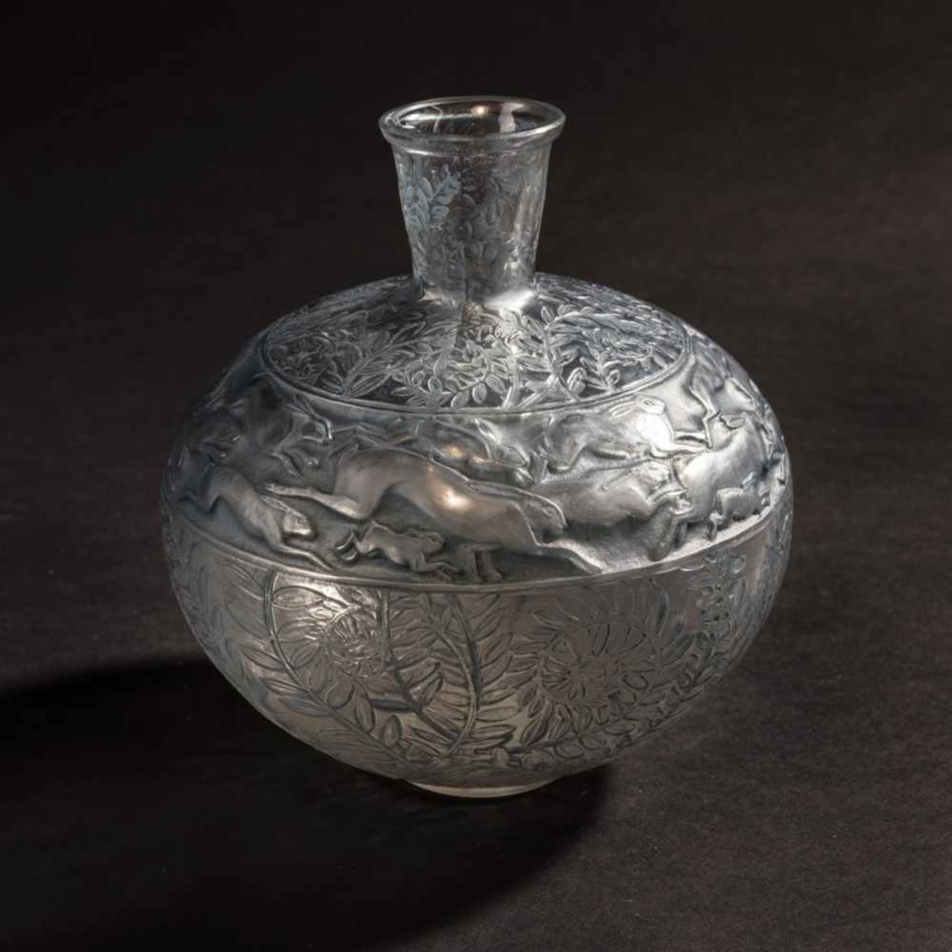 René Lalique, 'Lièvres' vase, 1923'Lièvres' vase, 1923H. 16 cm, D. 15 cm. Clear, mould-blown - Bild 2 aus 4