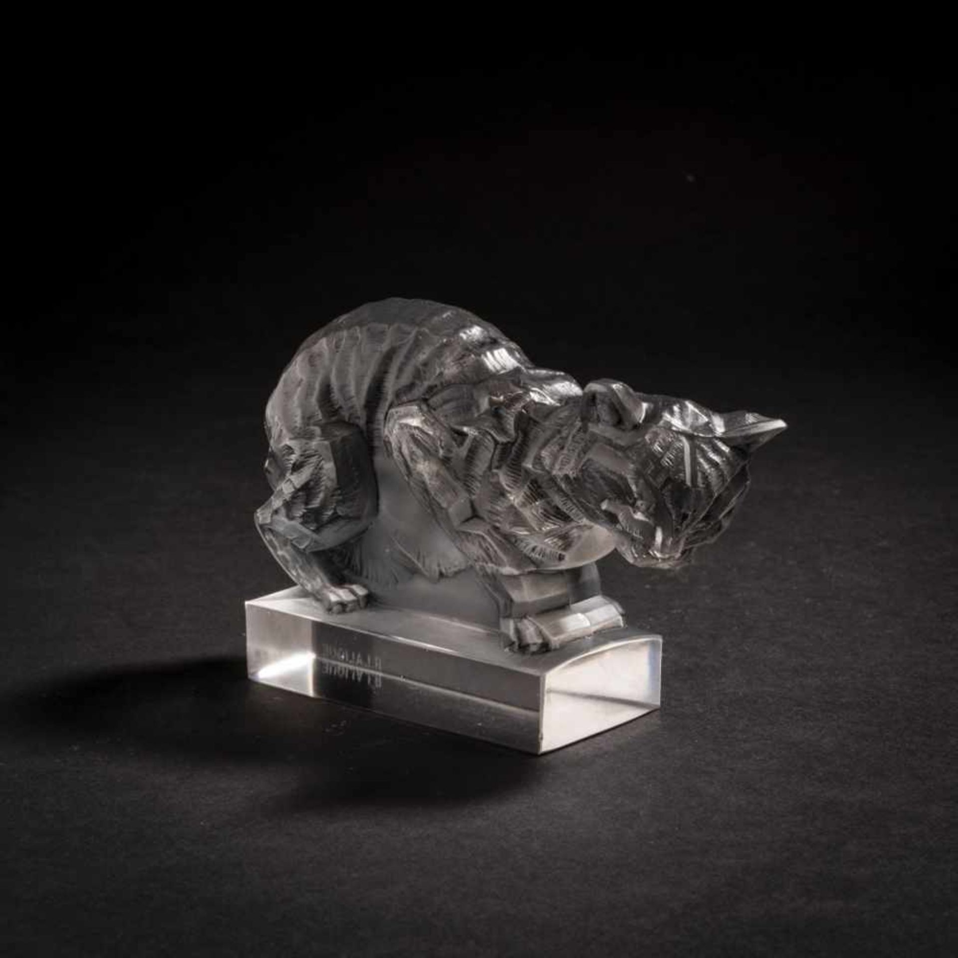 René Lalique, 'Chat' paperweight, 1929'Chat' paperweight, 1929H. 8 cm. Clear, moulded glass, - Bild 2 aus 4