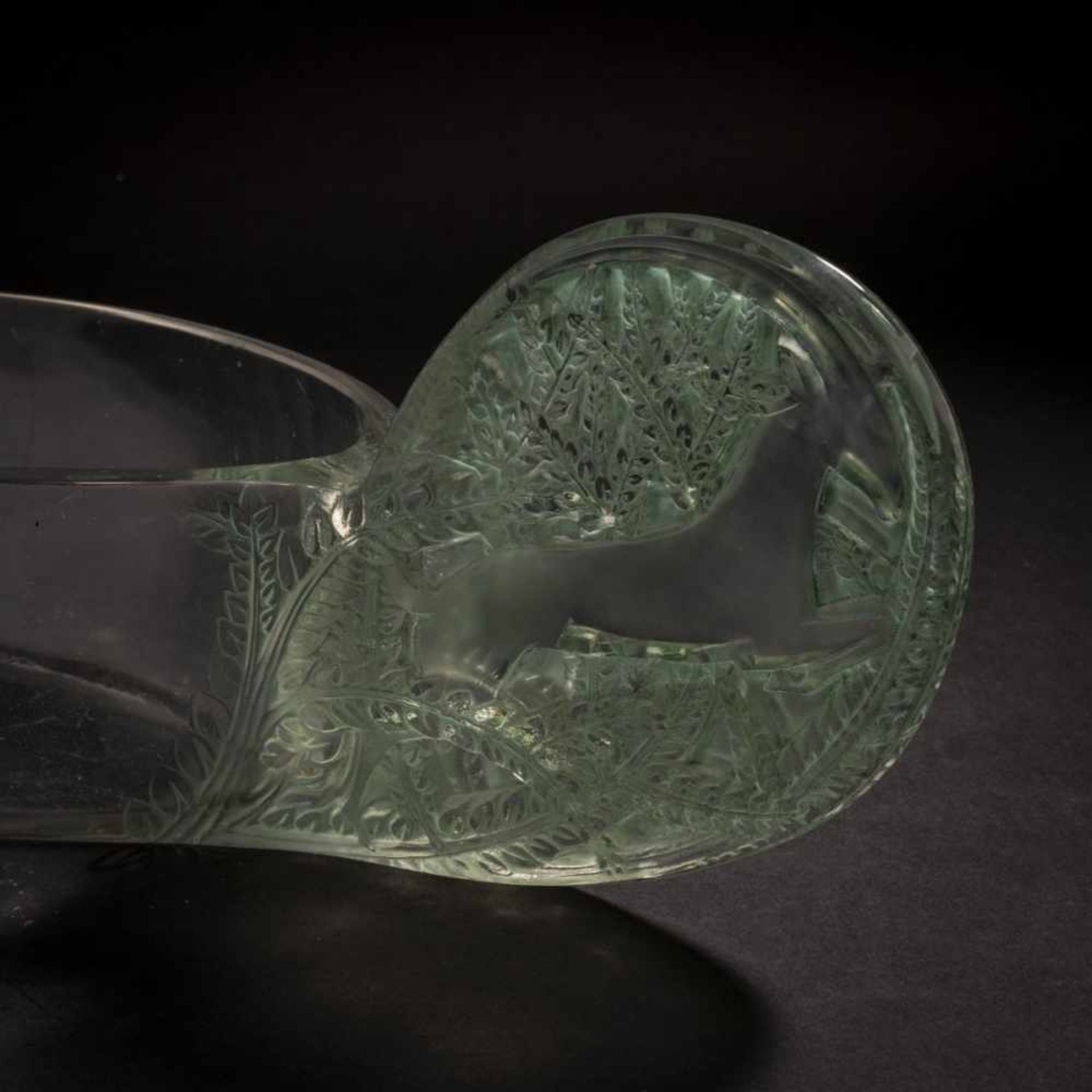 René Lalique, 'Saint-Hubert' jardinière, 1927'Saint-Hubert' jardinière, 1927L. 48 cm. Clear, moulded - Bild 5 aus 6