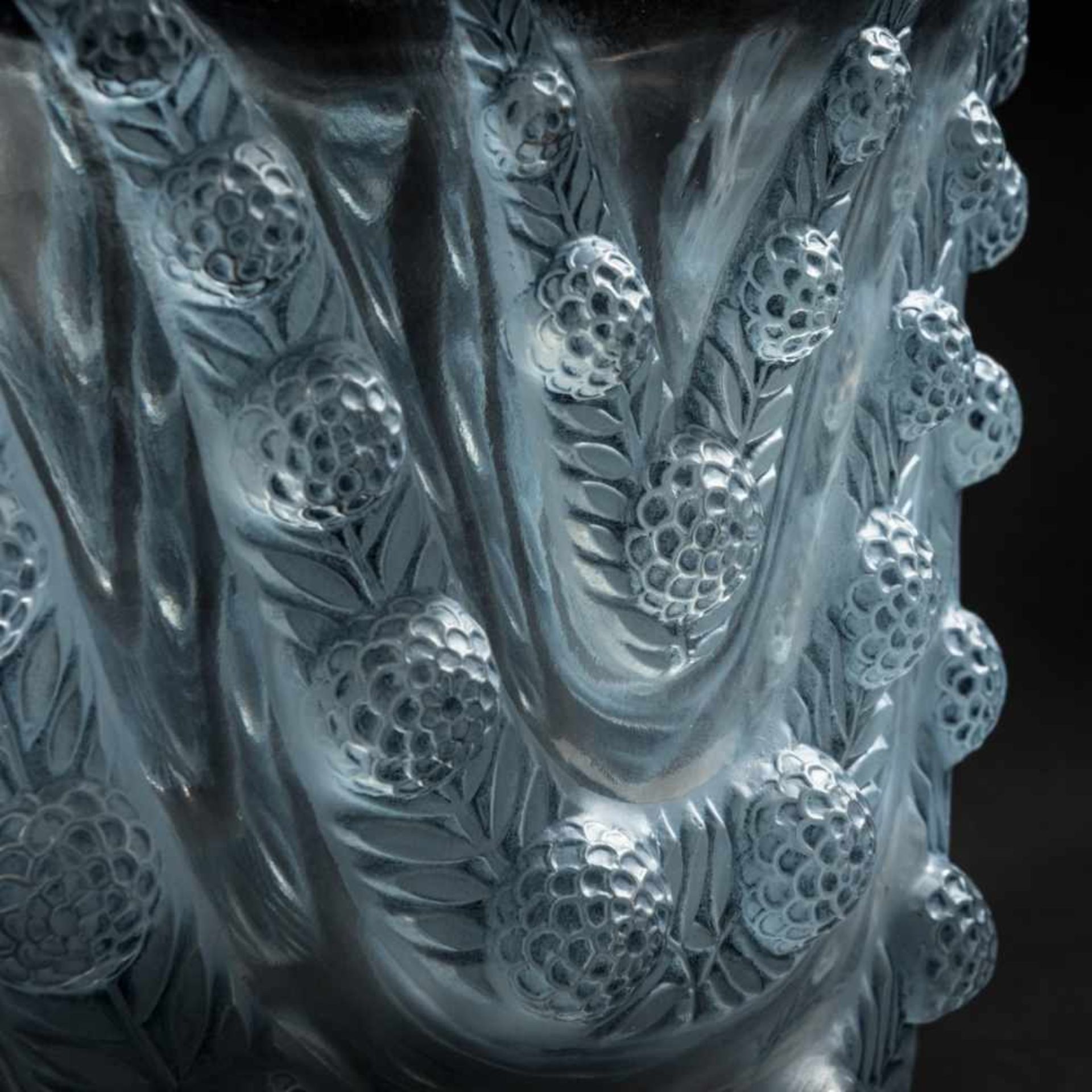 René Lalique, 'Vichy' vase, 1937'Vichy' vase, 1937H. 17 cm. Clear, moulded glass, partially satined, - Bild 5 aus 6